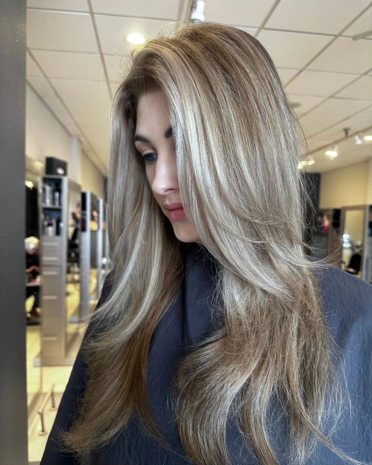 🍂 Beautiful Fall Blonde achieved using Matrix High Riser and Tonal Control 9VG. 🍁✨ With strategic foil placement, we&rsquo;ve created a seamless blend of depth and brightness, bringing out that sun-kissed glow while adding layers of dimension. 💛

