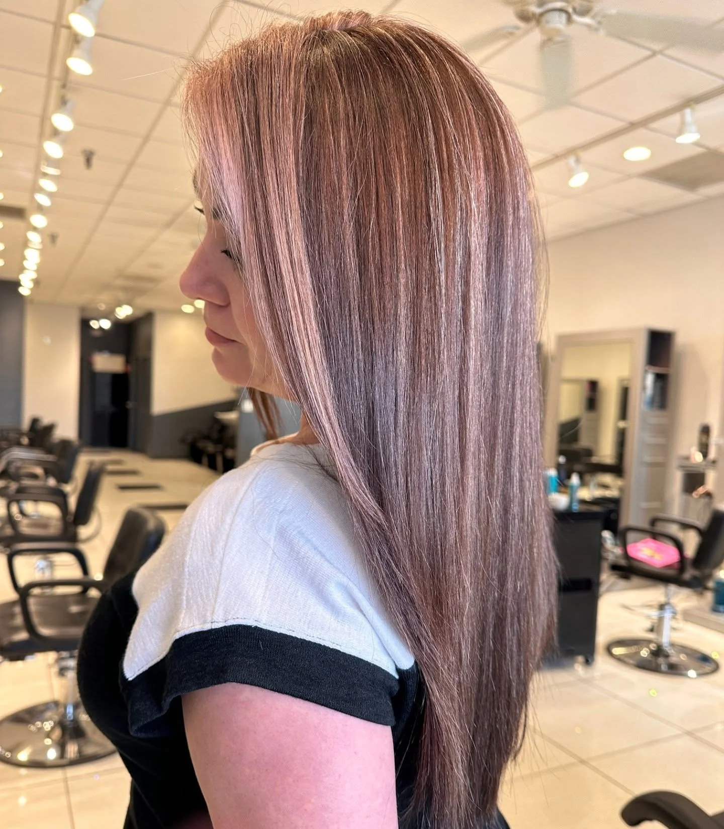 I wish the camera would show how pretty this color is in real life 😍
The depth, the shine, the way those soft pink tones catch the light... it's just stunning. But achieving this wasn't just about getting the color she wanted on hair that's truly un