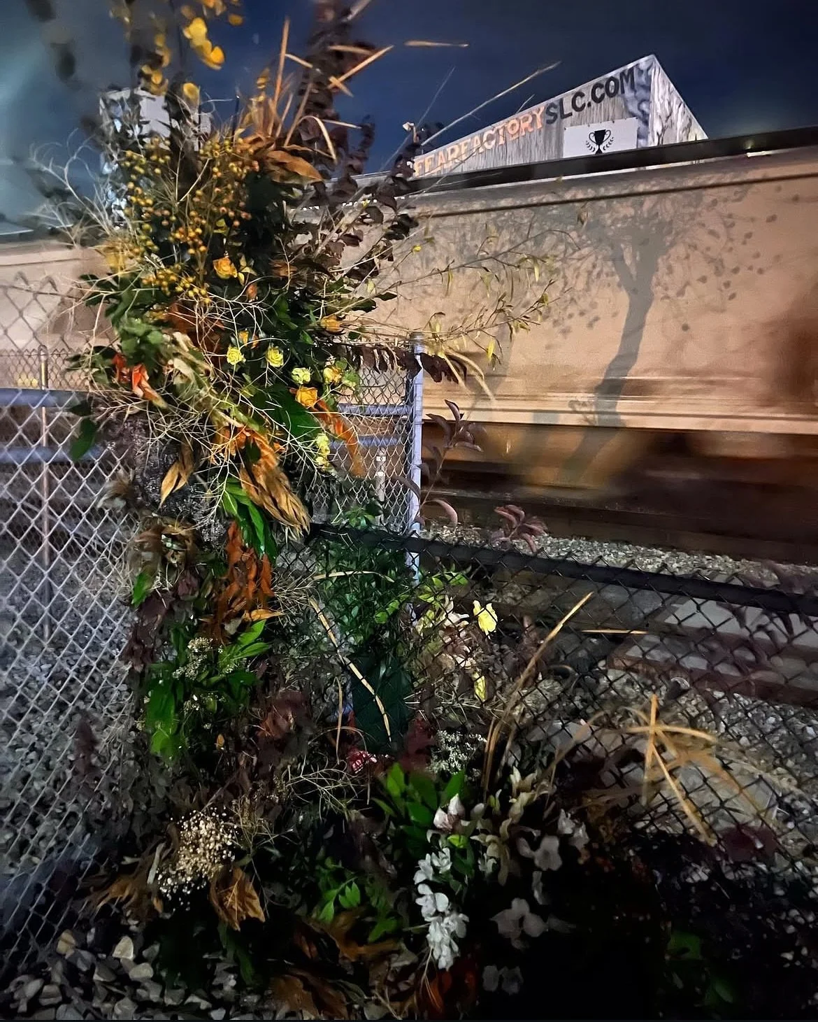 One of my favs back when @nightshadefloralsociety was at its peak 🙌

I love the shadow on the train🥰

Made this one with @tomboy_floral @moandcofloral and Lauren at the @fearfactoryslc we even got to meet the owner himself. So cool😁

Happy Hallowe