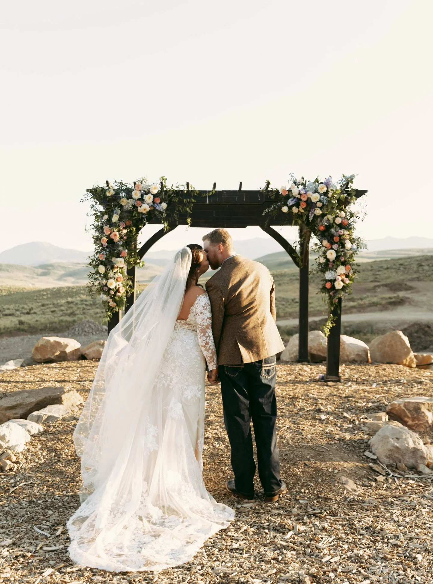 PEOPLE😍 Look at these new gorgeous photos I just got from one of my couples! 

I couldn't pick just one and there are many more I will be sharing soon!

This arch was so fun to build I love how the brides wanted to do this and I was 100% up for it!
