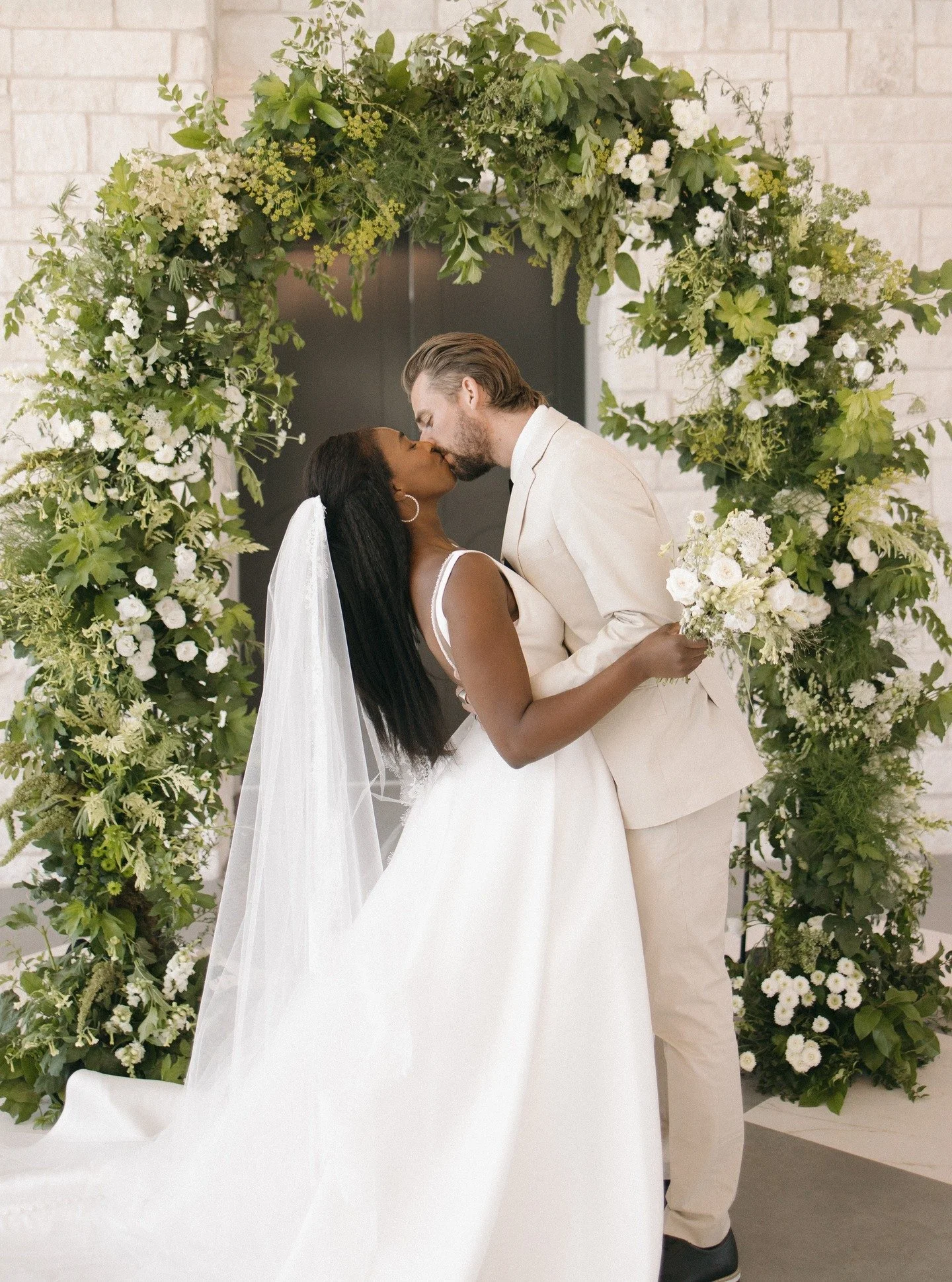 Told you more photos were on the way! Ugh I love it so much! 

These were taking by the amazing @maafu.photos I was hoping to find some picture with this couple at the green arch.

It was such a joy to design and create. I have had the pleasure of se