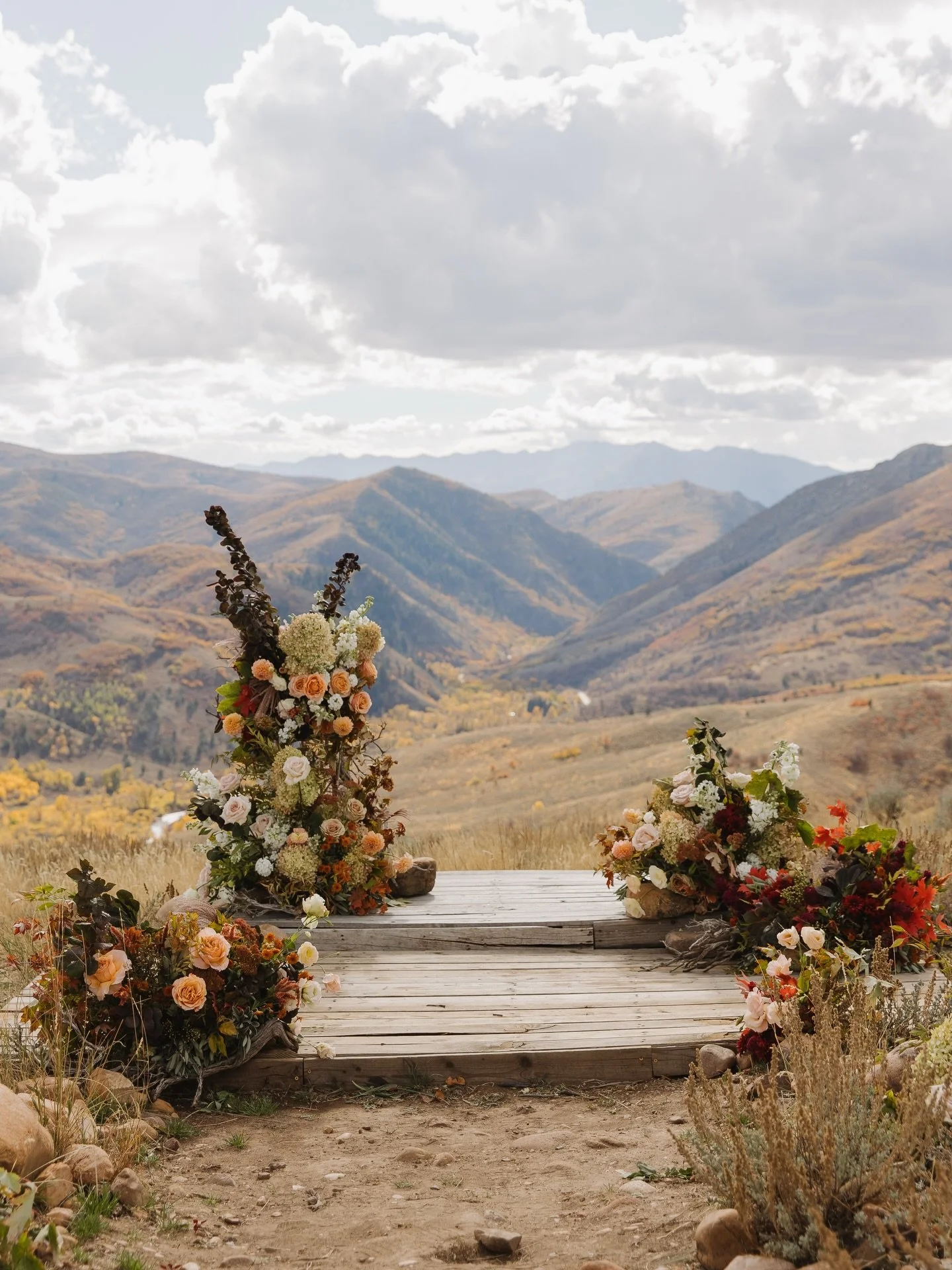 So grateful for my friends who helped me get all my flowers together and set up! Love you all! 

This particular backdrop was put together by @tomboy_floral @sunandfloraco so I could focus on the day! 🥹 love you guys.

I&rsquo;ve been really enjoyin