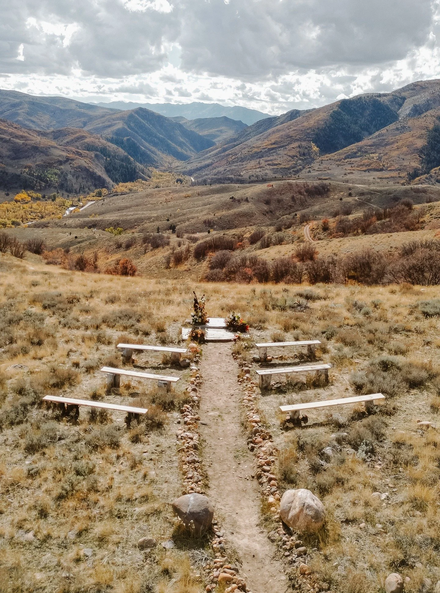 I have no Idea how @turnerphotoandfilm got this shot along with all the other incredible photos from our wedding! 🤩 

I am shook! I had to share this one because it is so breath taking. The view is just amazing 😍

If you are a couple looking to do 