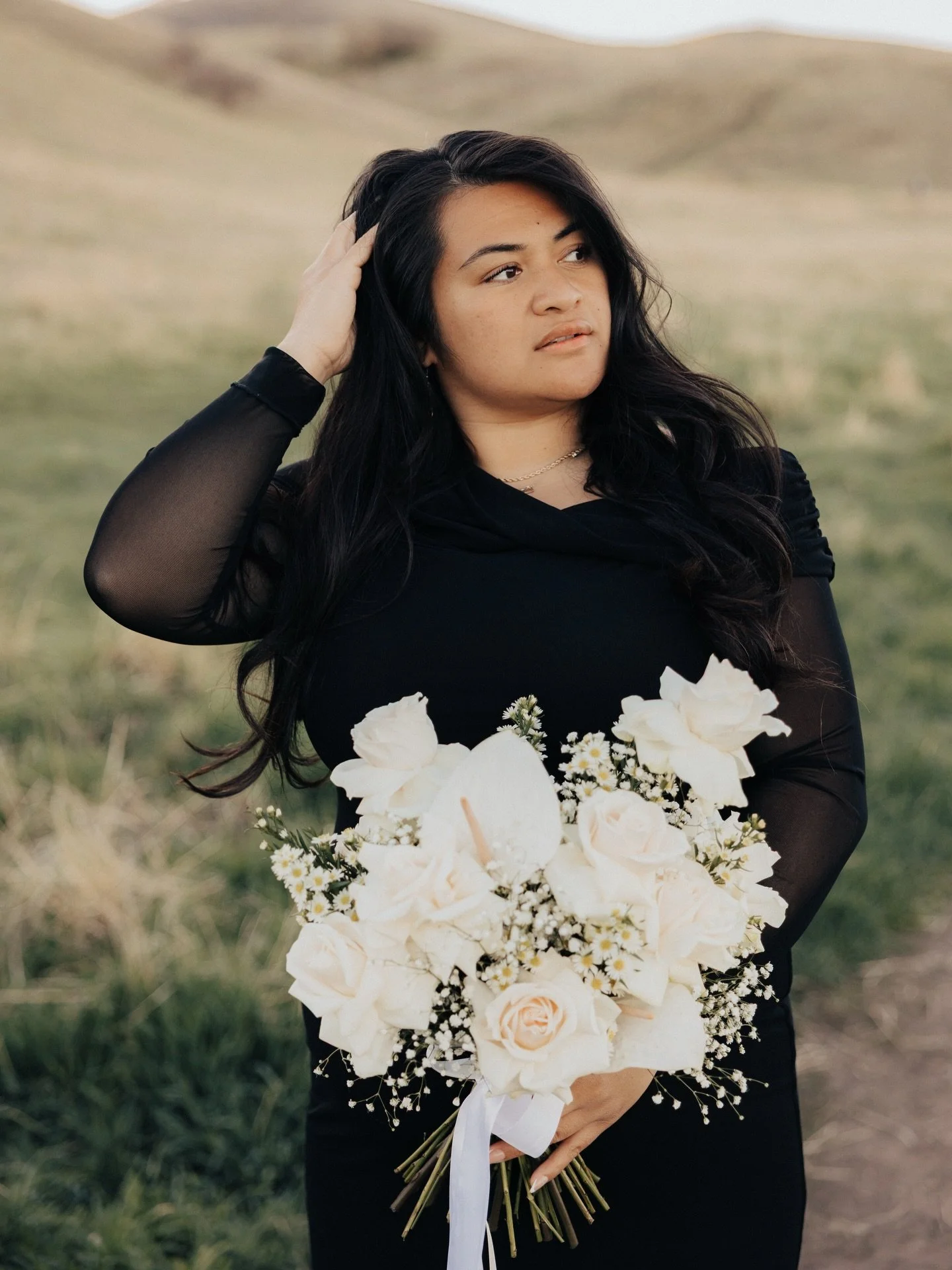 I really fell in love with this bouquet. Just a few simple ingredients and a gorgeous photo shoot for this lovely couple. 🤍

They put this photo session together and were surprised with this bouquet. Her sister gifted it to her and specifically requ