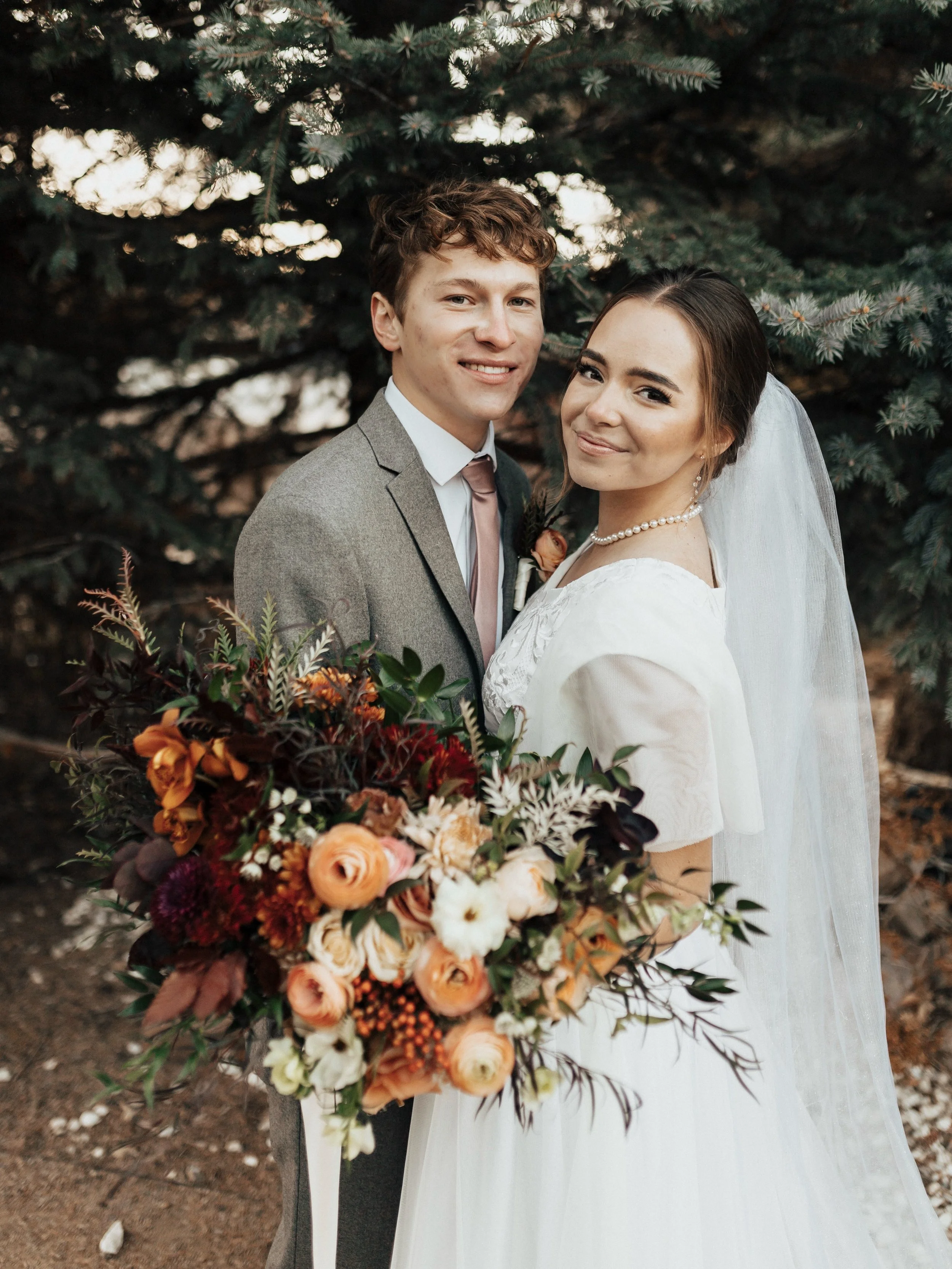 Fall color palettes are still going strong. This weekend&rsquo;s wedding was so beautiful!🤩

The couple and the wedding venue and everything brought together was perfect! I can&rsquo;t wait to see photos from the day. 

I have a short break for the 