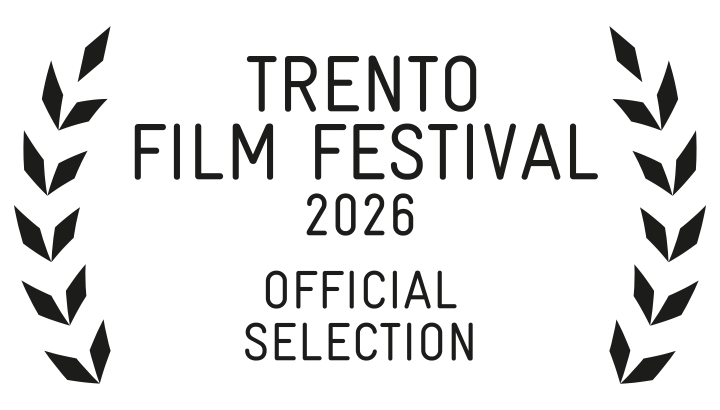 Premio de la selección oficial en el Festival de Cine Trento 2026, con una corona en forma de hojas en cada lado del texto.