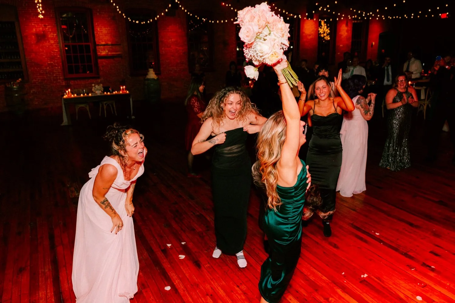  wedding guest catches wedding bouquet 