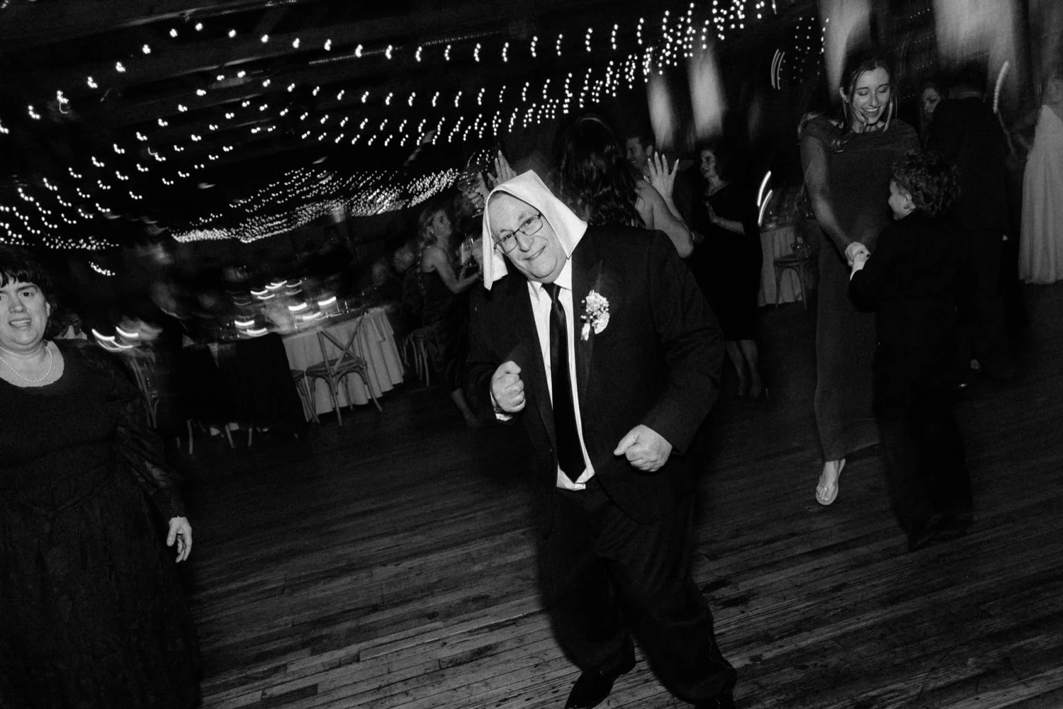  brides dad dances with napkin on his head at city winery hudson valley 
