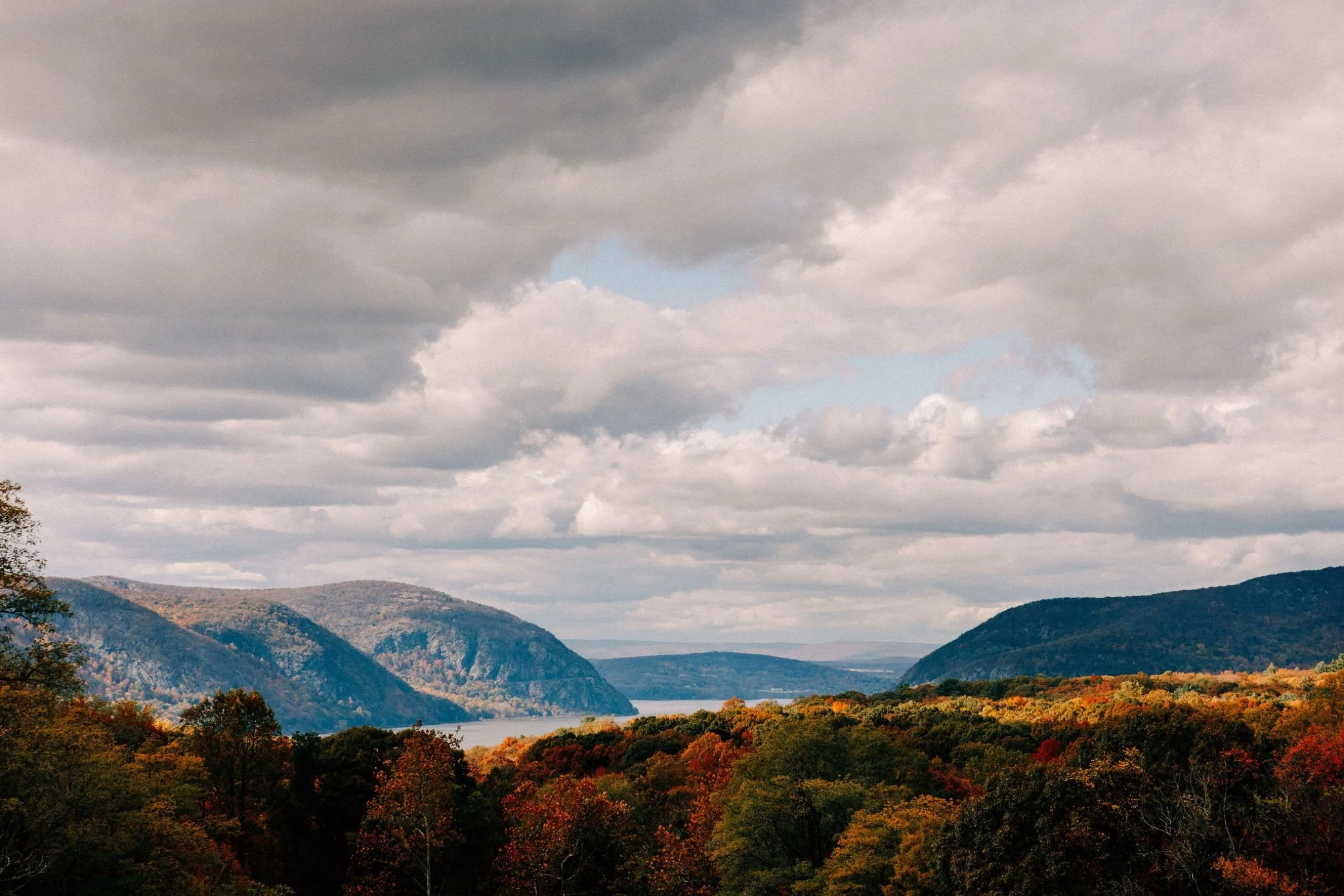  outdoor wedding ceremony view of the hudson valley at the garrison 