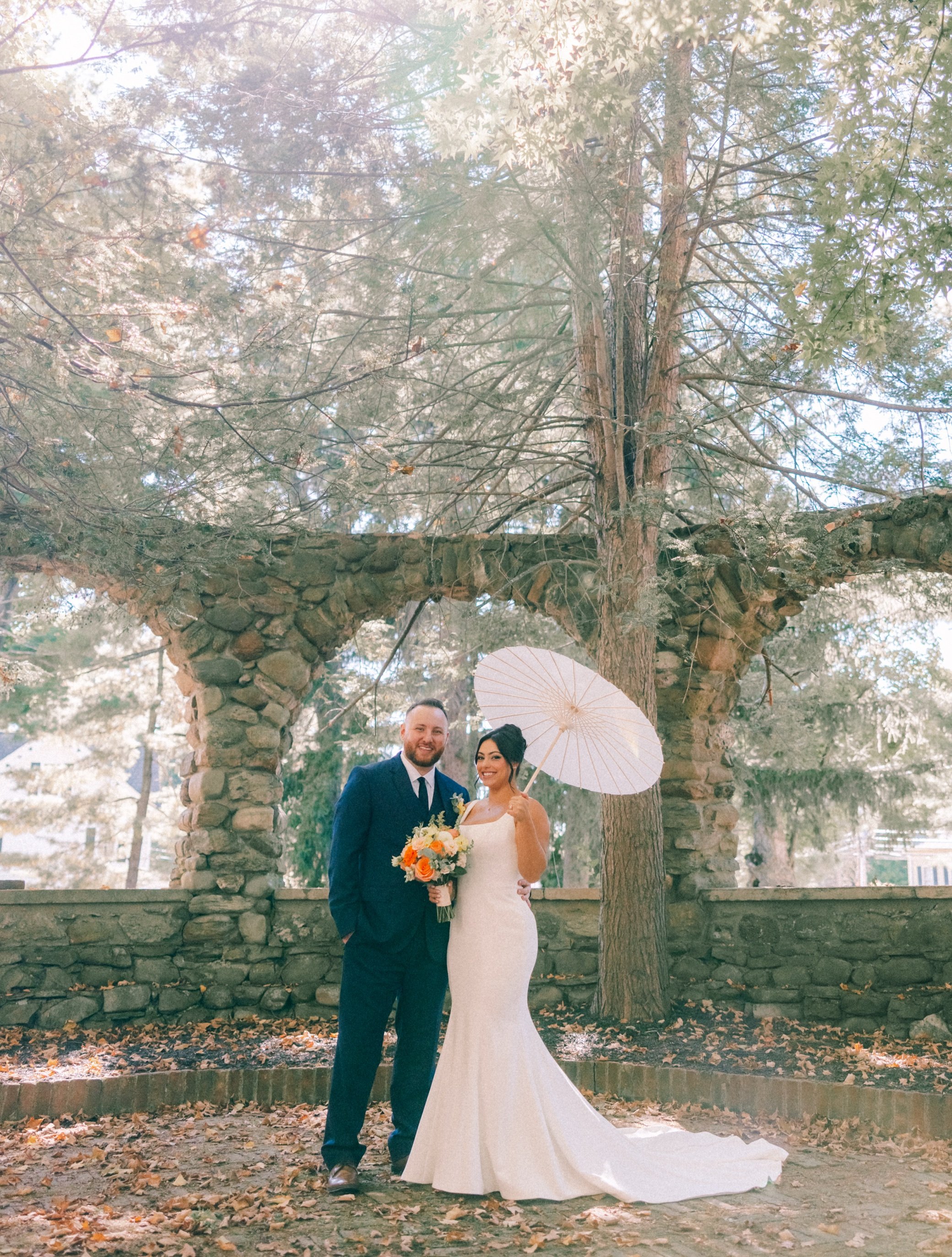  hudson valley wedding couple with parasol at brotherhood winery 