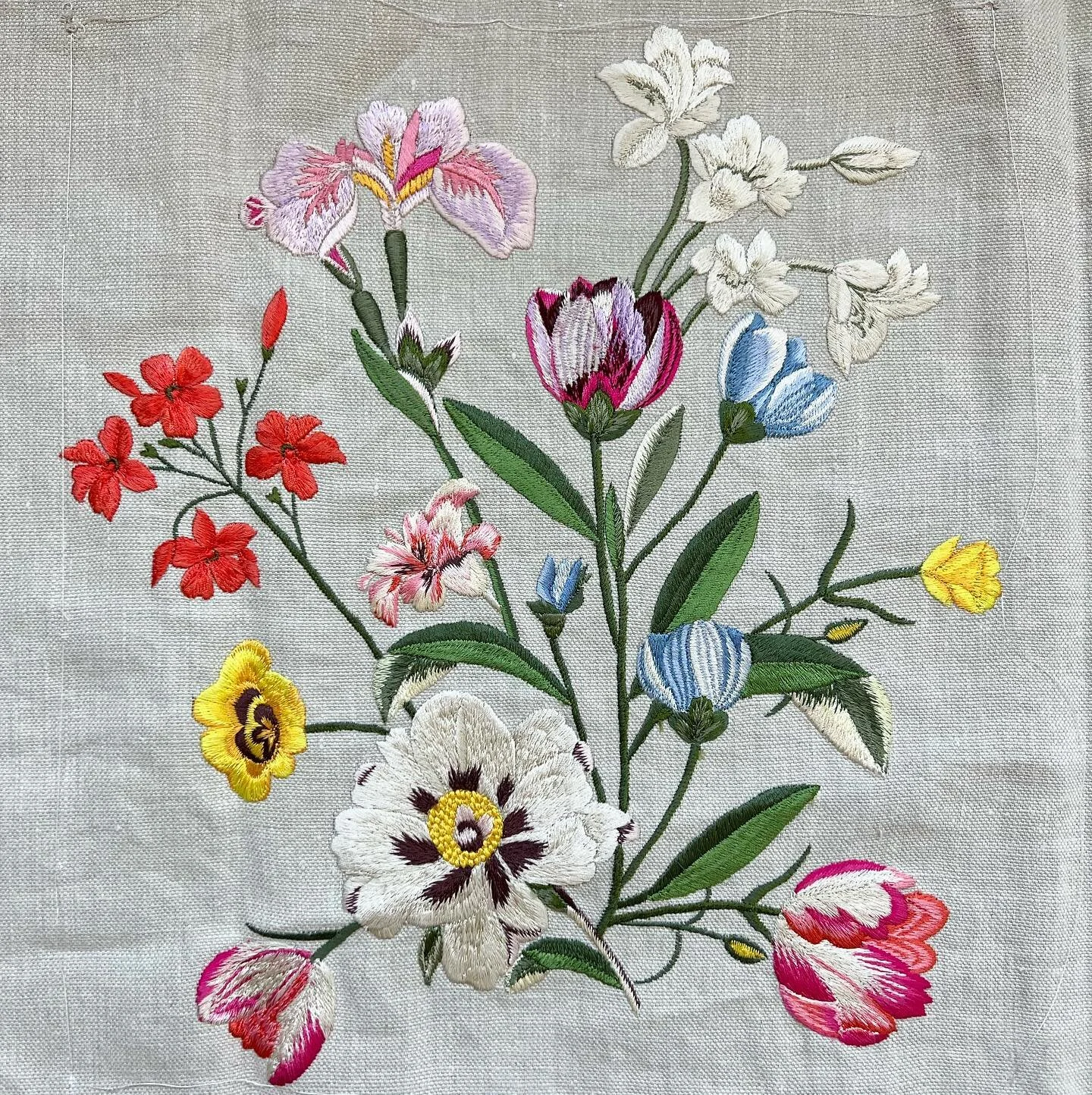 A new botanical cushion in construction! #love 
.
.
.
.
#embroiderydesign #homedecor #decorativepillows #highendhomes #floraldesign