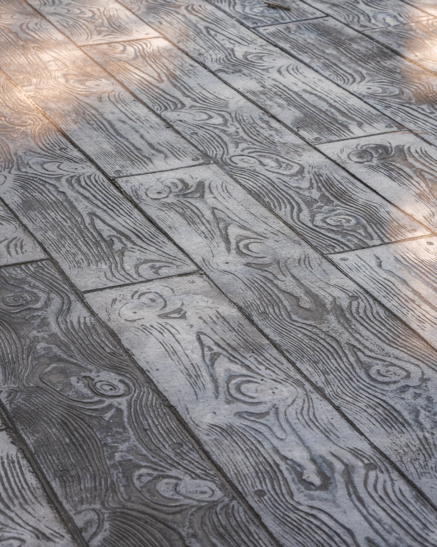 Why choose stamped concrete? ✨ Because beauty and durability should go hand in hand! From mimicking high-end stone to creating unique custom designs, stamped concrete gives you the look you love. Plus, it&rsquo;s low-maintenance and built to last! Wh