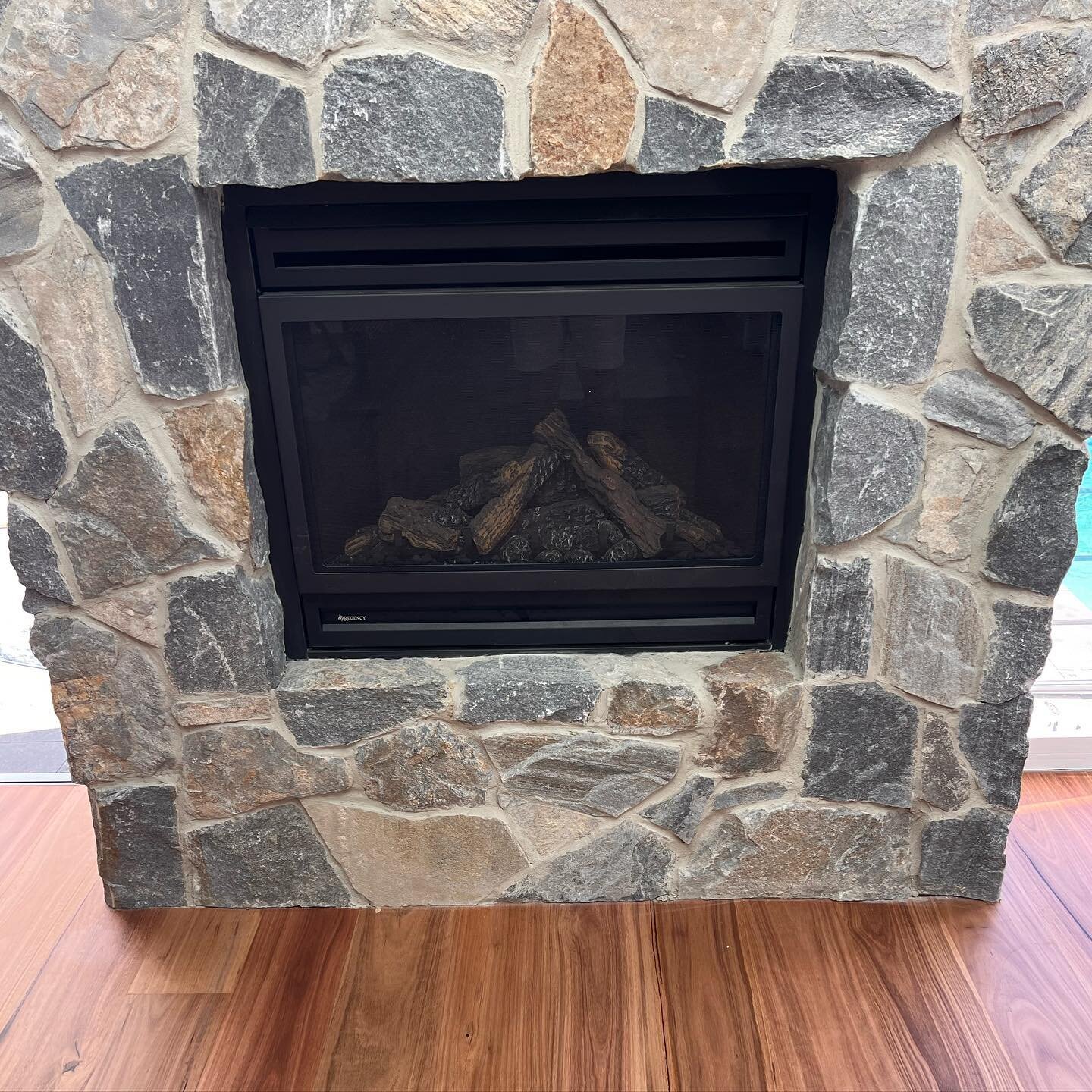 The centre piece of house 1 The Oaks has to be this fire place🔥😍. the stone work is also seen through the rest of the house, around the pools and front facard.