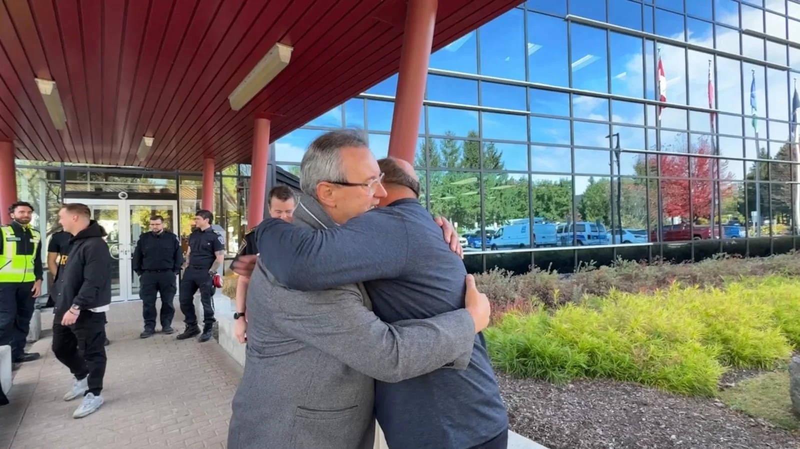 Un homme d'Ottawa retrouve les passants qui lui ont sauvé la vie après un arrêt cardiaque au marché By