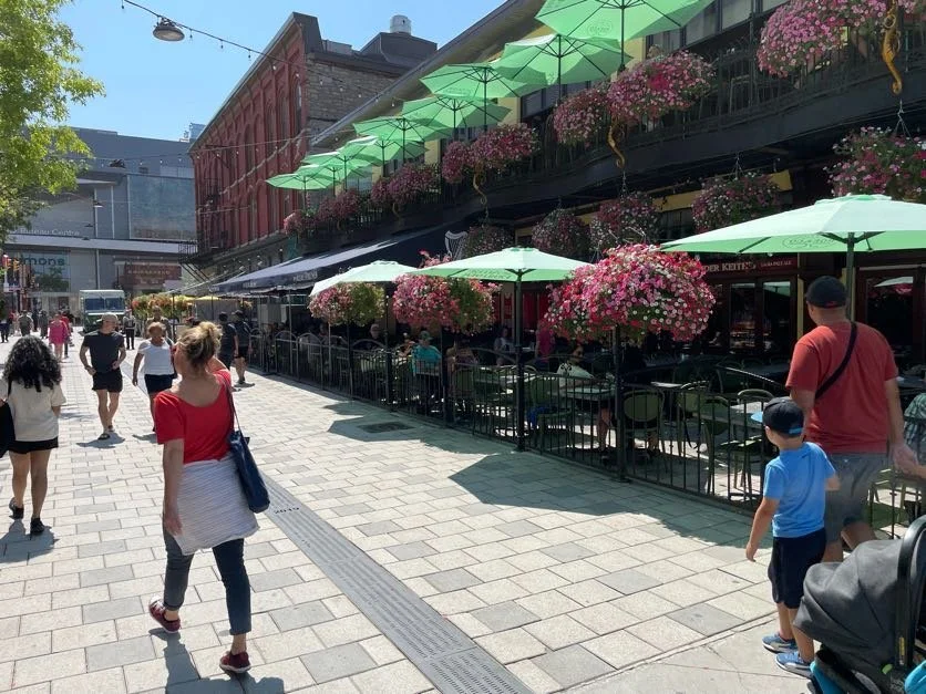 Le conseil municipal d'Ottawa vote la suppression des frais mensuels liés aux terrasses cet été