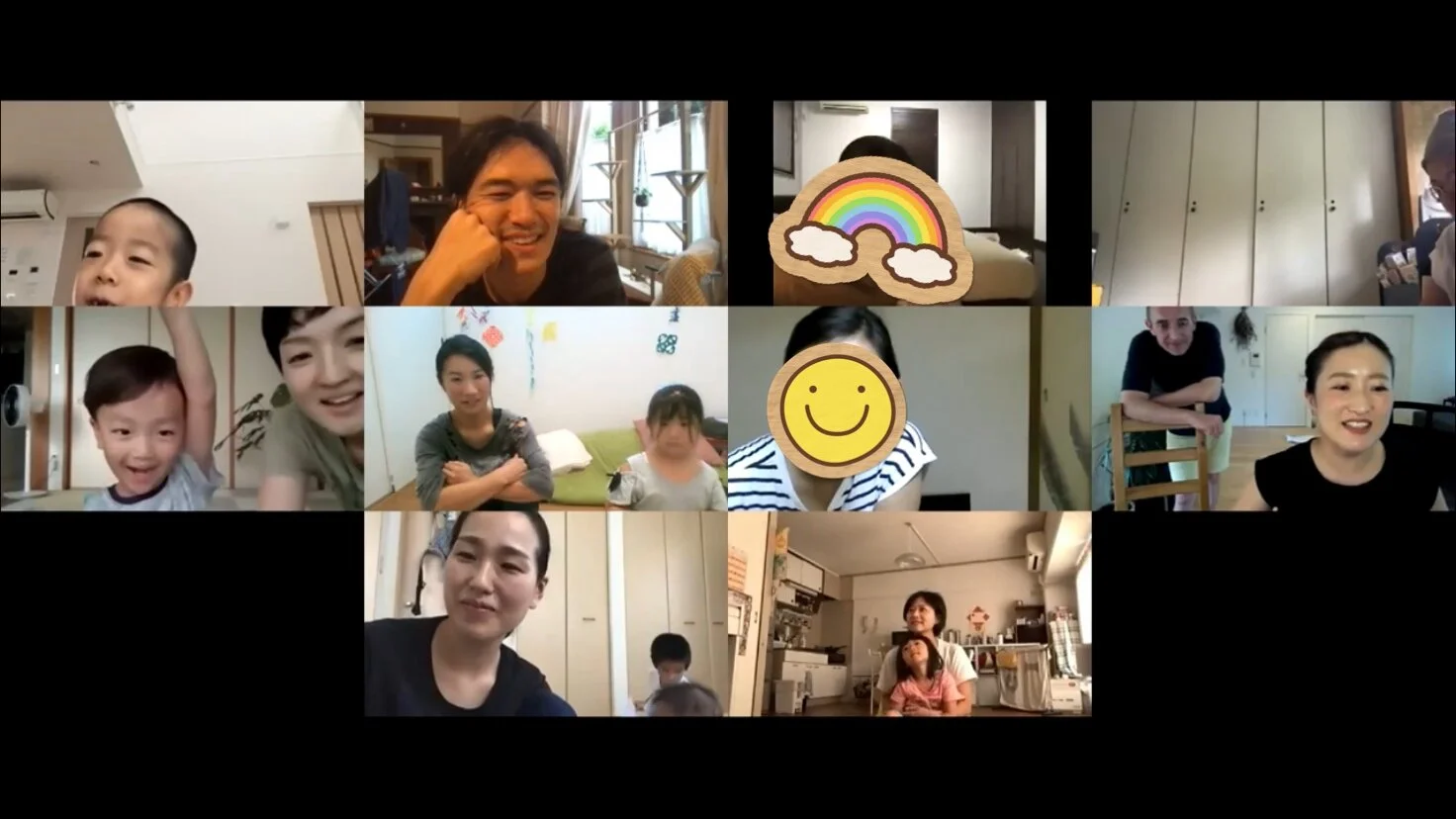 作品をお互いに見せてシェアする時間。4歳のTくんが「はーい!」と大きく手を上げて、大はりきりで6歳のK君に質問をします。K君も時になって質問に答えます!