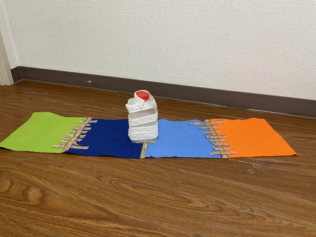 “フルーツケーキ”  同じくKくん (4歳)まだこれから円形にしてホールケーキにするんだそう。まんなかはいちご。海賊船に乗ってアーリーンさんに会えたら、このケーキを一緒に食べるそうです!