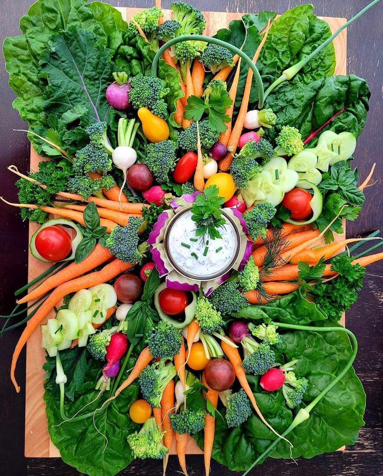 Eat the rainbow 🌈 

Check out this stunning grazing board created by @urfoodstoryhost featuring in-season produce from our local VFM farmers! 

Find the board details &amp; Herb Dip recipe on the @tourism_vernon blog. 
.
Board Spread Details:
@zelan