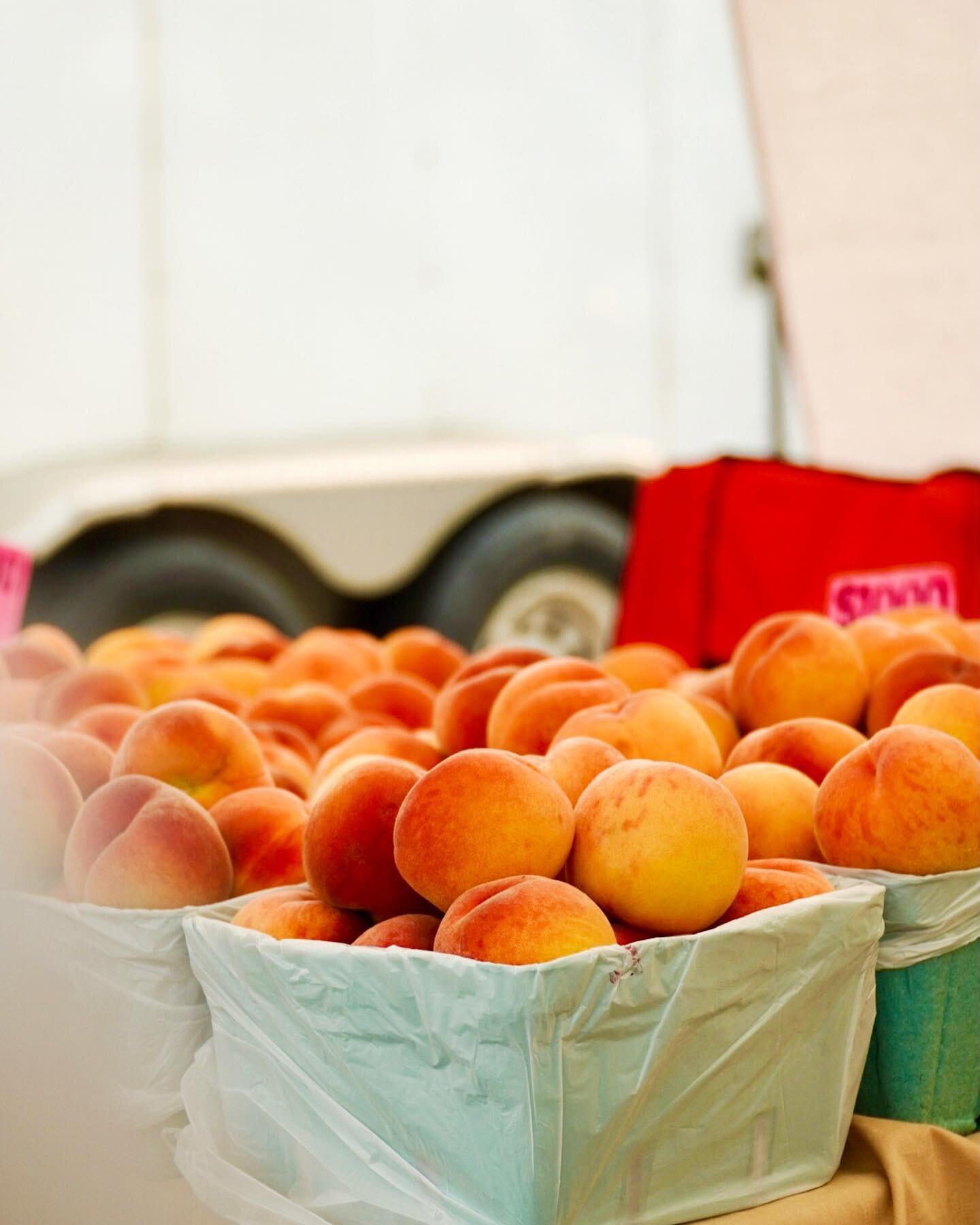 It&rsquo;s looking like a peachy Monday today at the market! 🍑🍑🍑

Lots of our local Okanagan farmers have peaches including: 
Summer Farms
Sadi Farms
Sunshine Orchards
K + R Orchards
KM Orchards 
Ringo-En Farms
Gambell Farms

&amp; we have raspber