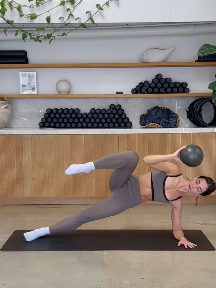 Side planks, roll outs, teasers, criss-cross...Your core is getting the full treatment today. Let it burn with these 5 moves 🔥

1. Side Plank Oblique Crunch
2. Plank Roll Out
3. Side Plank Oblique Tuck
4. Side Teaser or V-Ups
5. Criss-cross Ball Tos