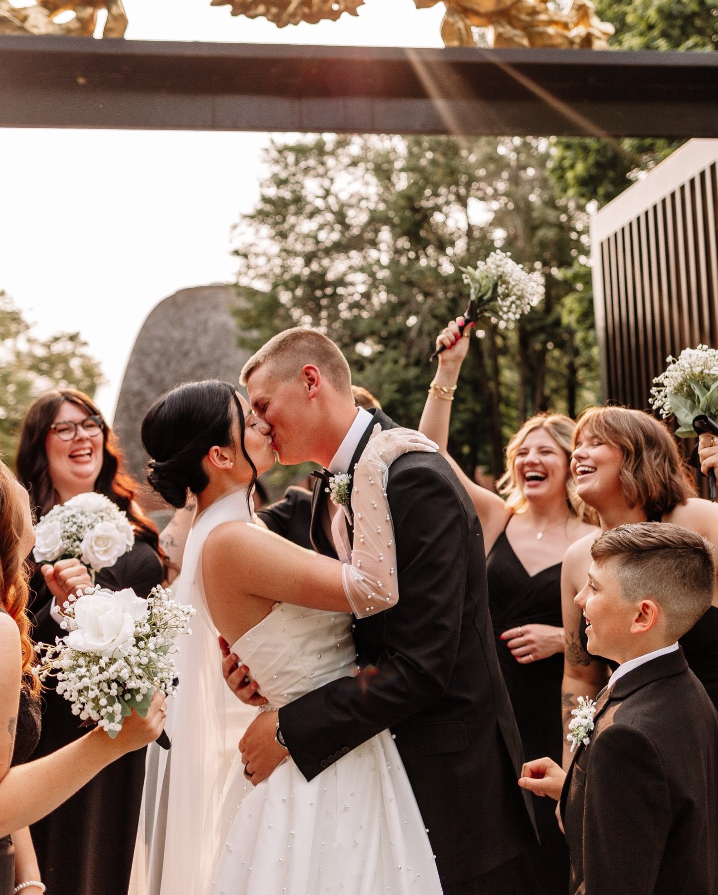 Some sneak peeks from the most beautiful day!🤍🥂 Congratulations Maddy and Landon!! 🤩
&bull;
&bull;
&bull;
#photographer #photoshoot #photography #southernillinoisweddingphotographer #southernindianaweddingphotographer #evansvillephotographer #wedd