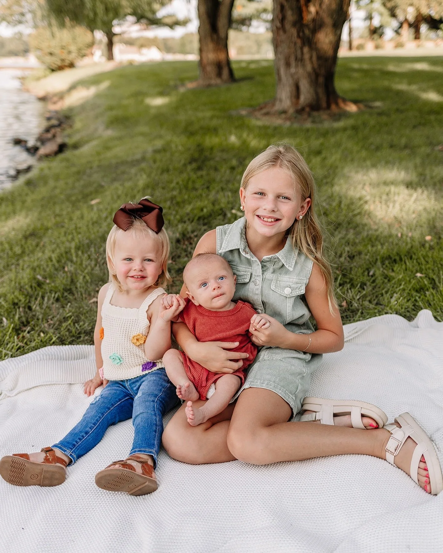 The Tucker family!🤍🧺👶🏼🪿 
&bull;
&bull;
&bull;
#photographer #photoshoot #photography #familyphotoshoot #familyphotography #newbornphotography #newbornphotoshoot #southernillinoisphotographer #southernindianaphotographer #evansvillephotographer
