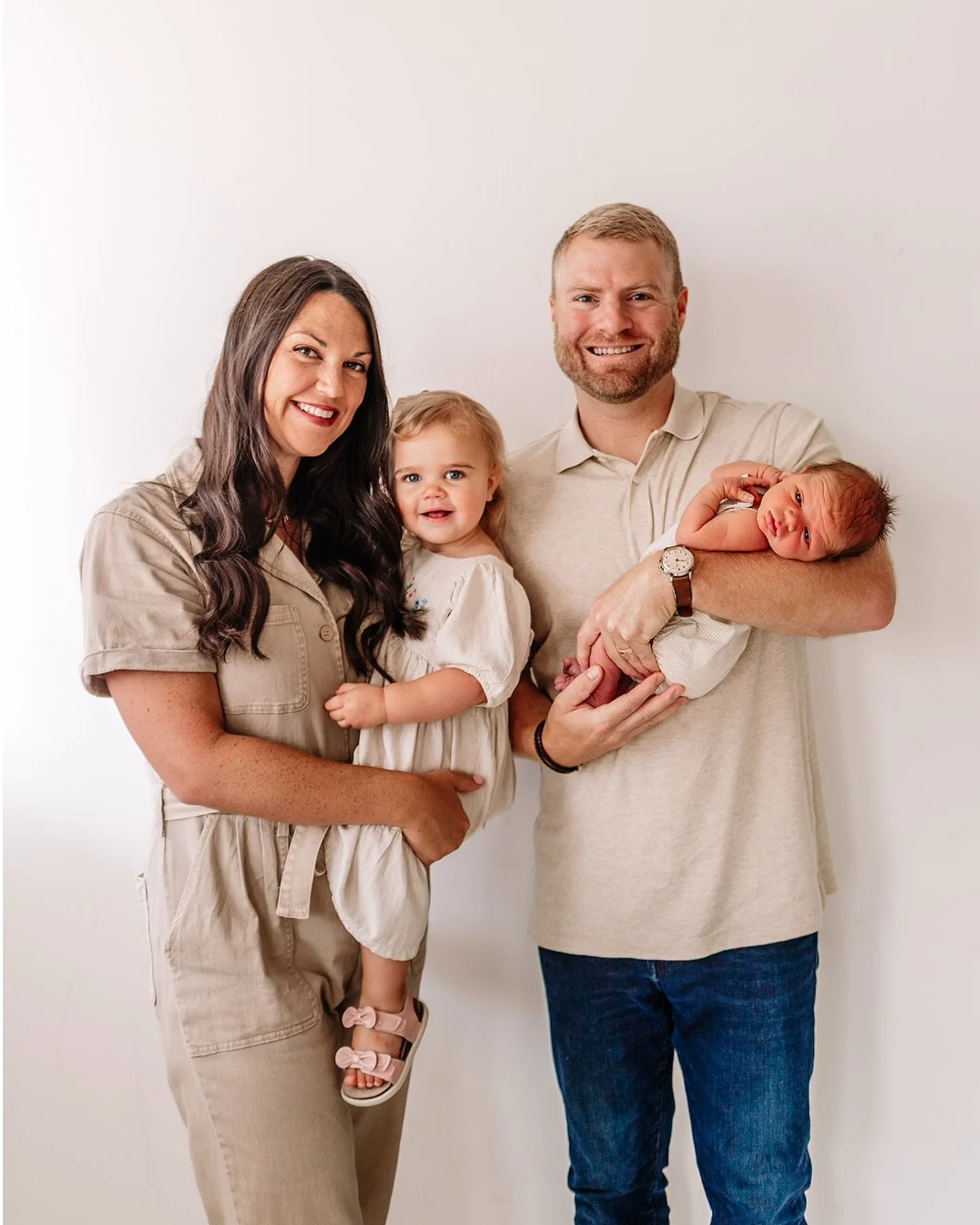 Meet baby Elliott 🥰🤍
&bull;
&bull;
&bull;
#photographer #photoshoot #photography #newbornphoto #newbornphotography #newbornportraits #familyphotoshoot #familyphotography #studioportrait #studiophotoshoot #midwestphotographer #midwestphotography #ev