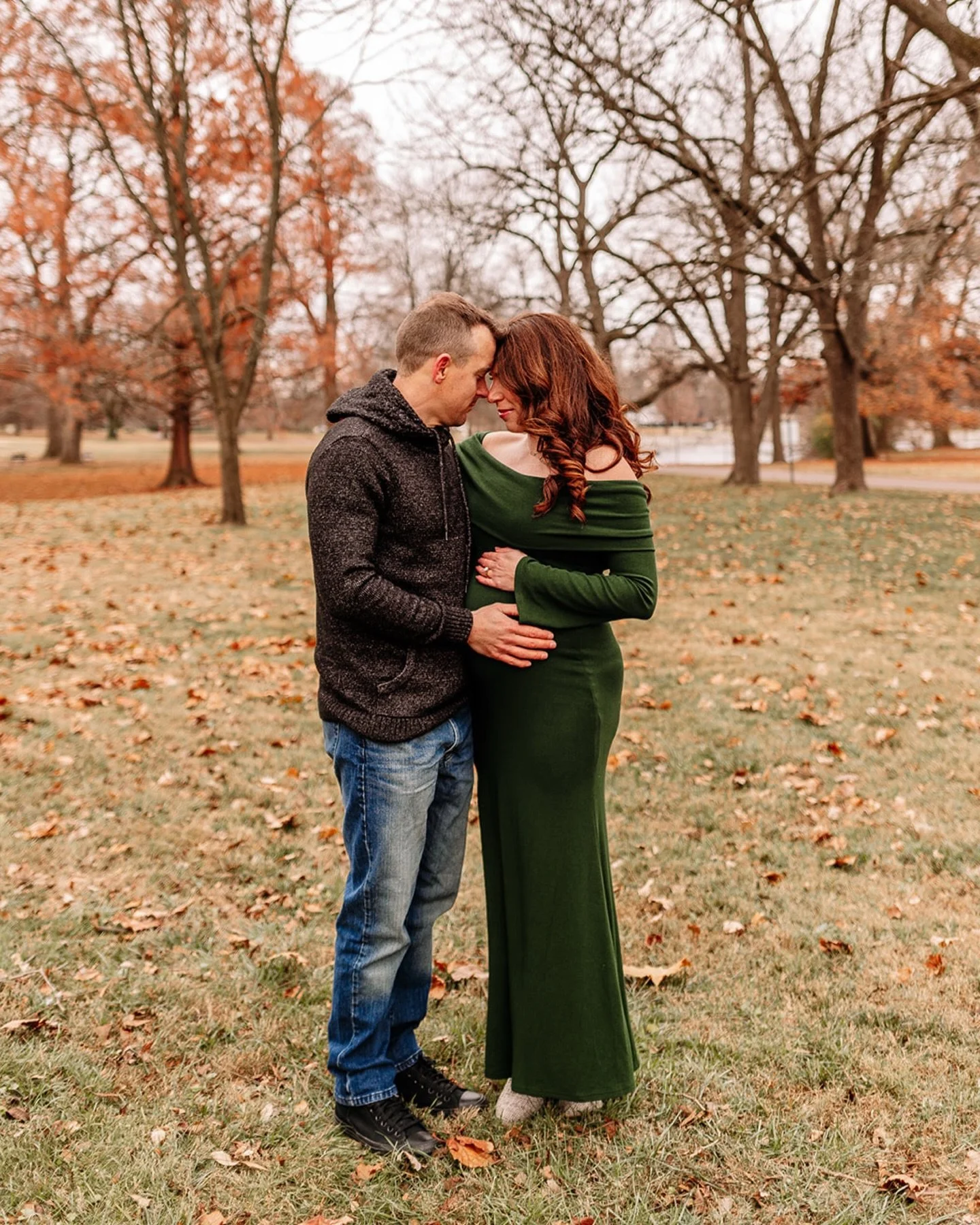 Would you believe me if I said we took these in 30 degrees?!🫣🤩🍁
&bull;
&bull;
&bull;
#southernillinoisphotographer #southernindianaphotographer #evansvillephotographer #midwestphotographer #fallphotoshoot #fallmaternitypictures #maternityphotograp