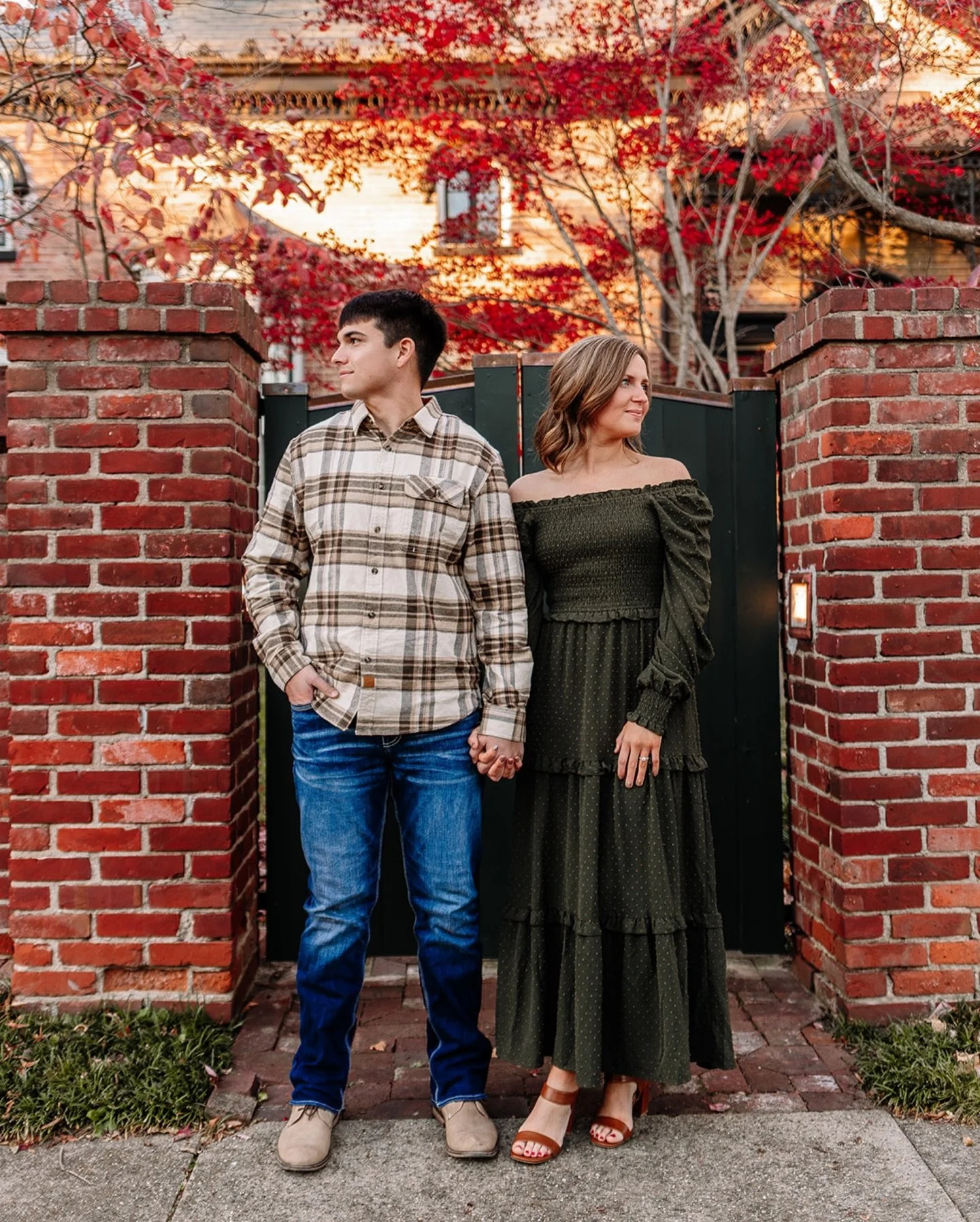 Feeling all of the fall romance vibes with these two!🥰🍁 
&bull;
&bull;
&bull;
#photographer #photoshoot #photography #southernillinoisphotographer #southernindianaphotographer #midwestweddingphotographer #midwestphotographer #weddingphotographer #e