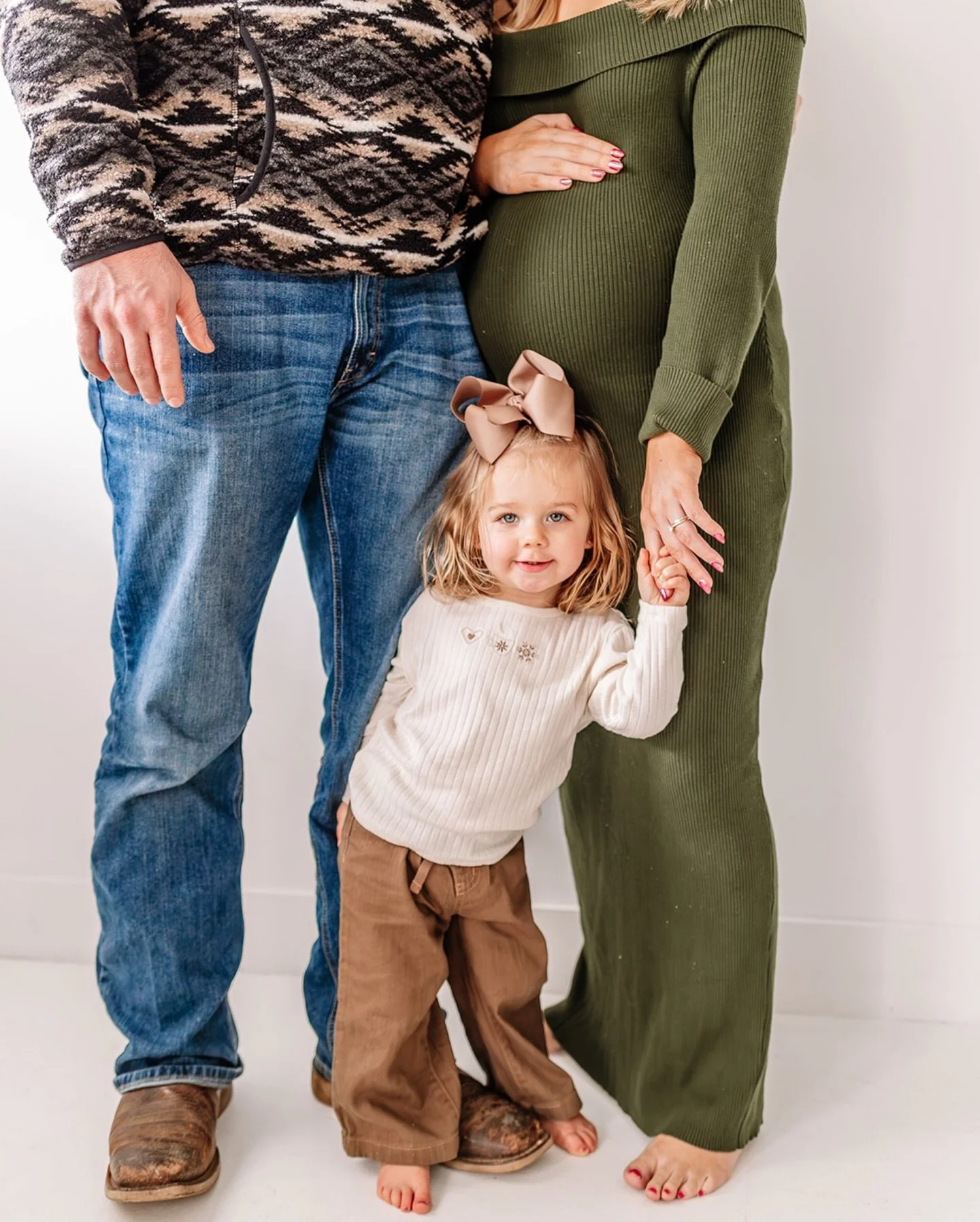 The Schmittler family 🤍🥹 
&bull;
&bull;
&bull;
#photographer #photoshoot #studiophotoshoot #midwestphotographer #southernillinoisphotographer