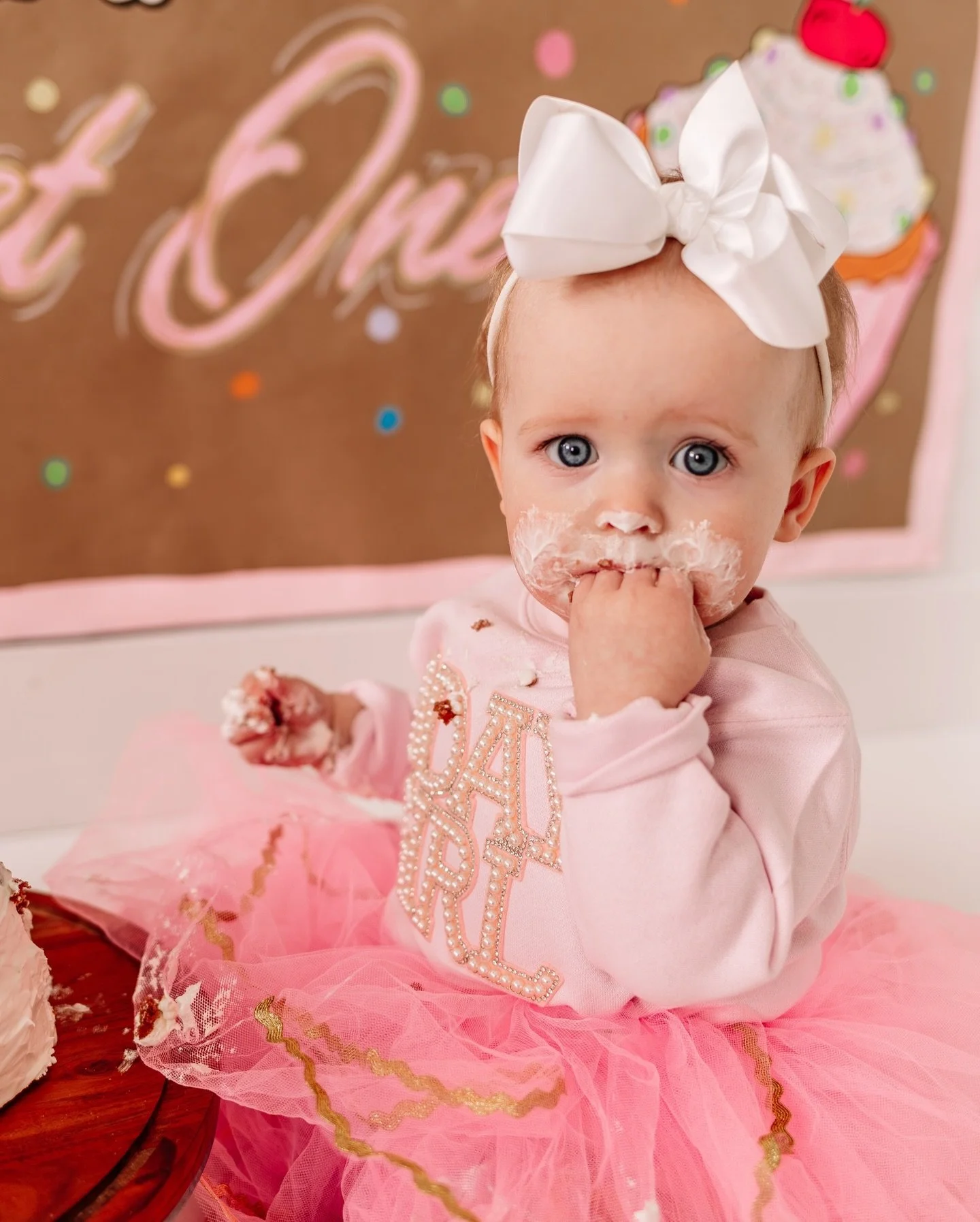 I had the biggest honor in capturing this sweet girl in her first year of life! 🥹🎀 Happy first birthday Britain! 🧁🩷
&bull;
&bull;
&bull;
#photographer #photoshoot #cakesmashsession #studiophotographer #midwestphotographer