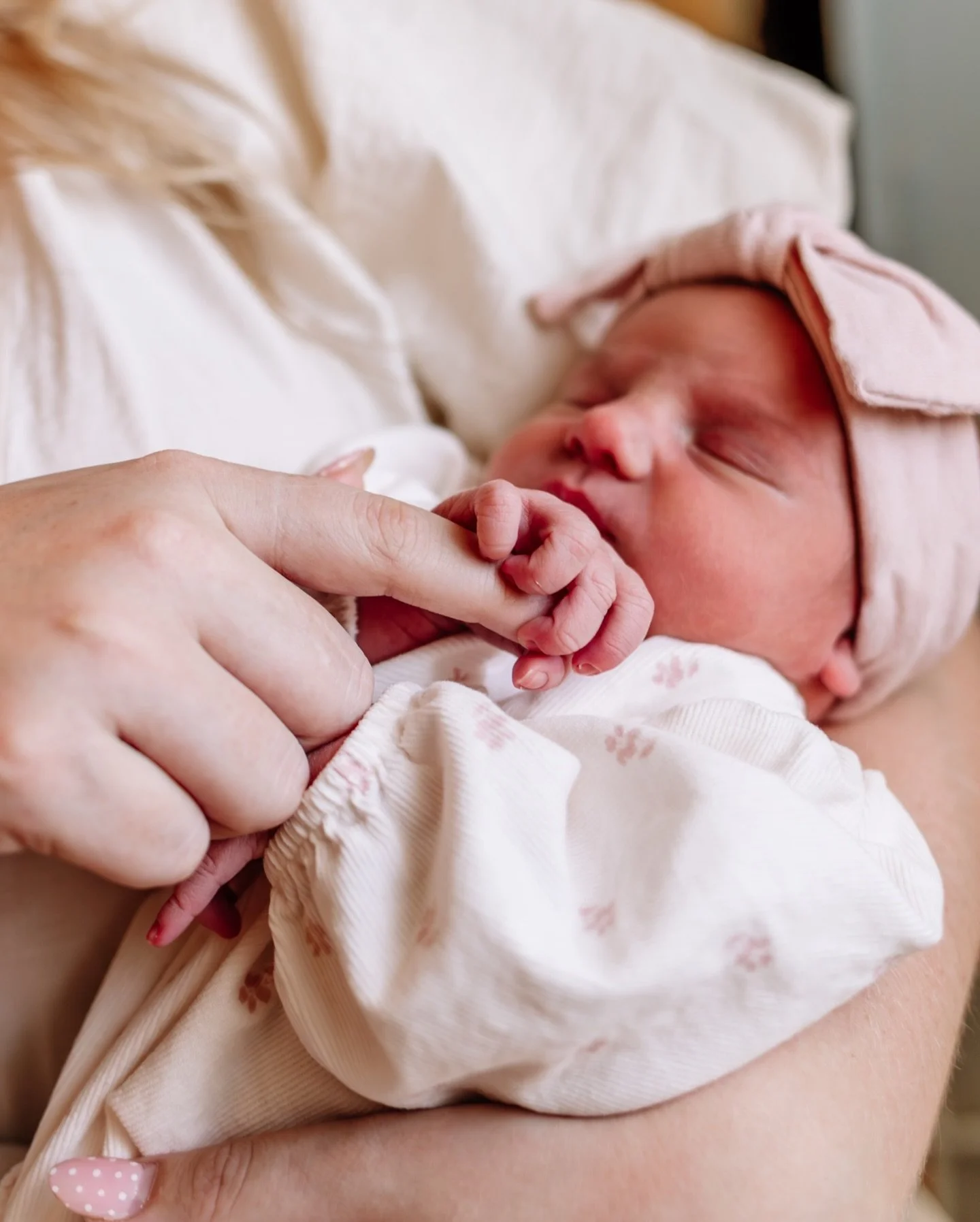 Give me allllllll the newborn details!🥰😍🩷🎀 
&bull;
&bull;
&bull;
#photographer #southernillinoisphotographer #southernindianaphotographer #evansvillephotographer #newbornphotography