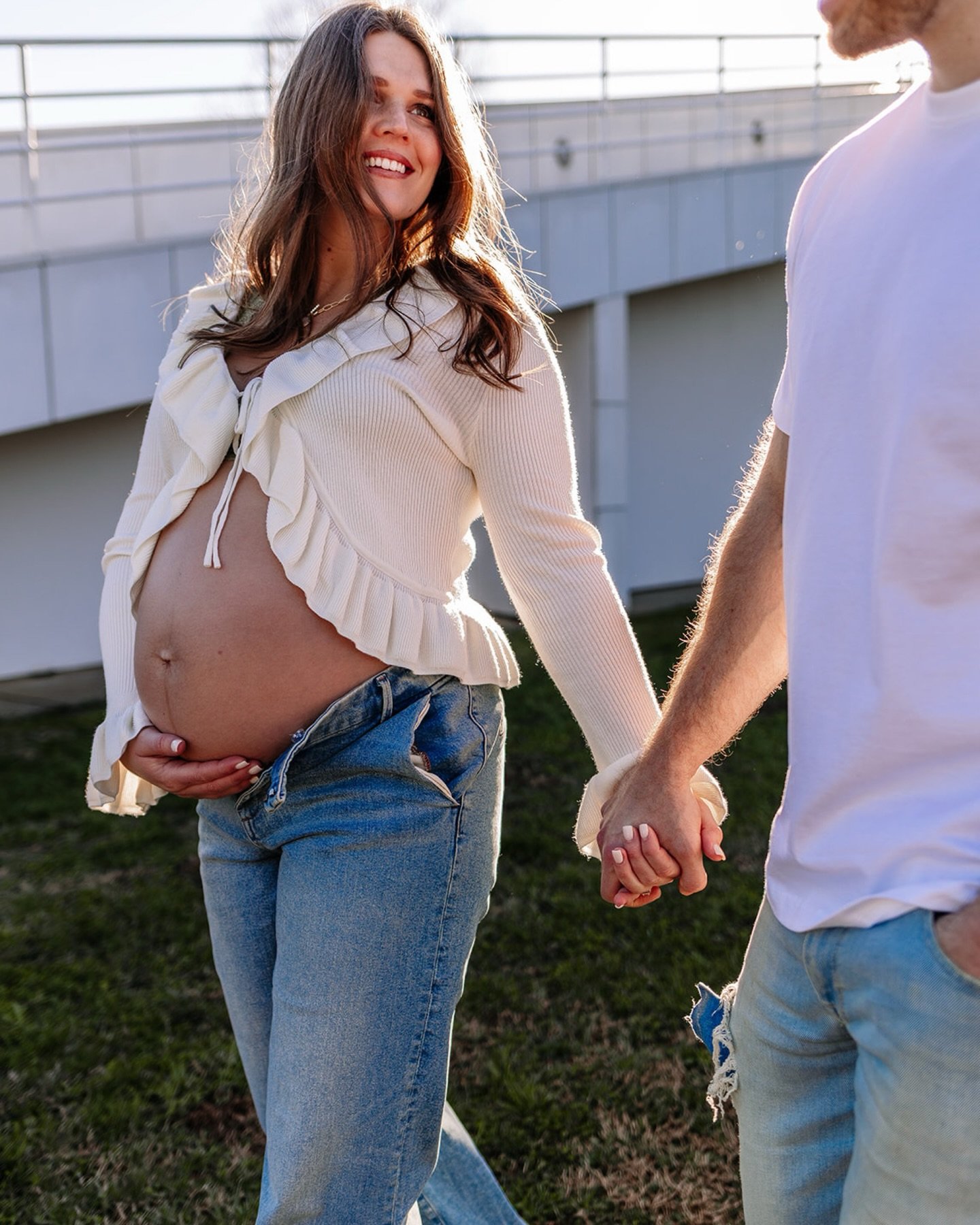 Absolutely obsessed with this beautiful mama!🤩🧺💙 
&bull;
&bull;
&bull;
#photoshoot #photographer #maternityphotographer #southernillinoisphotographer #southernindianaphotographer