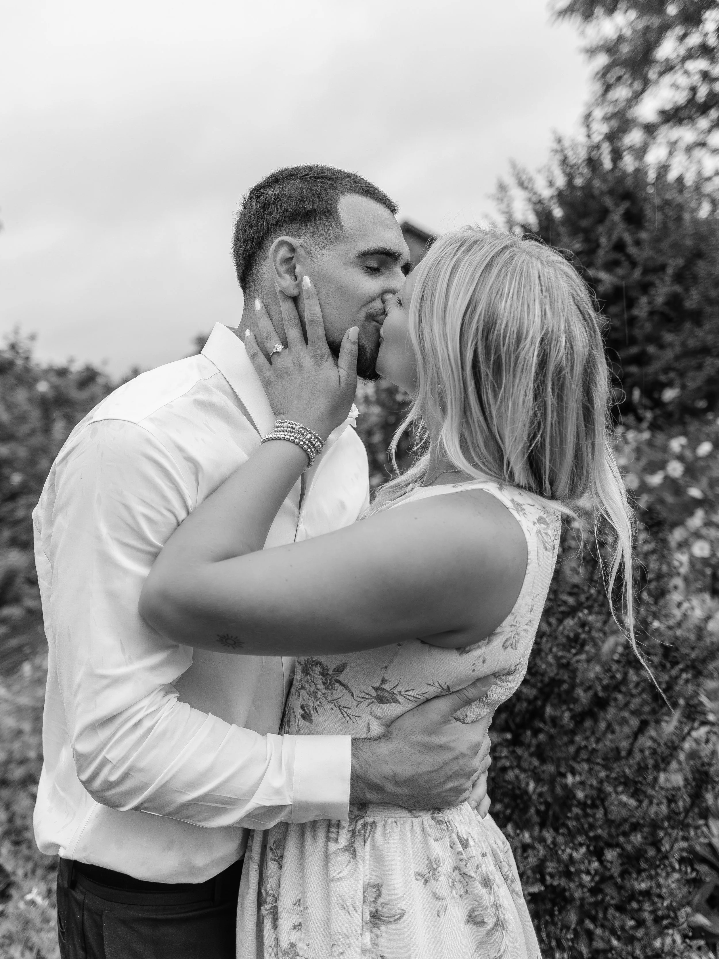 The sweetest proposal! Congratulations to this perfect couple!!🥹💍🤍 
&bull;
&bull;
&bull;
#midwestphotographer #midwestweddingphotographer #weddingphotographer #southernilphotographer #southernindianaphotographer