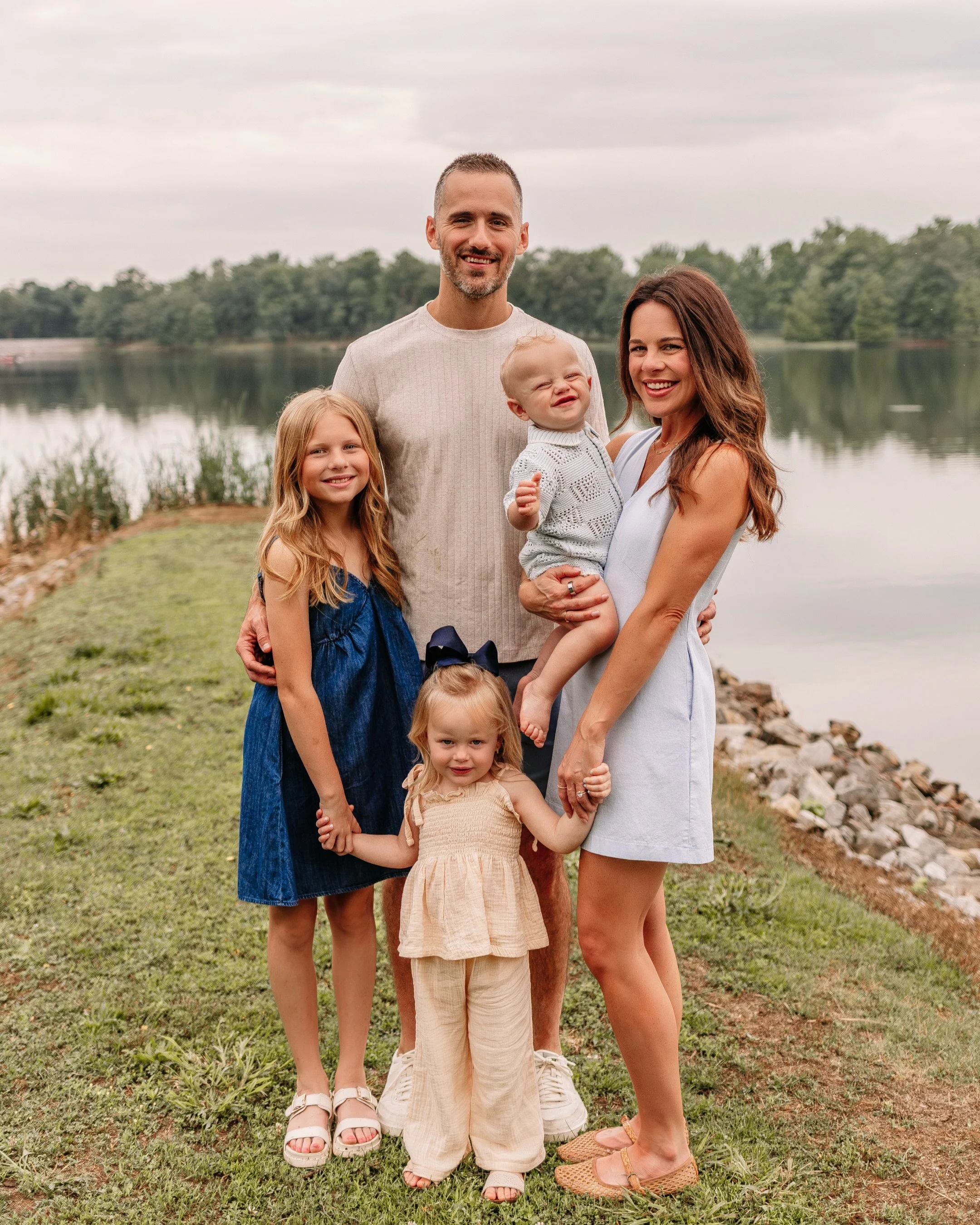 The Tucker family!!!🥹💞 
&bull;
&bull;
&bull;
#photographer #photoshoot #southernillinoisphotographer #southernindianaphotographer #midwestphotographer