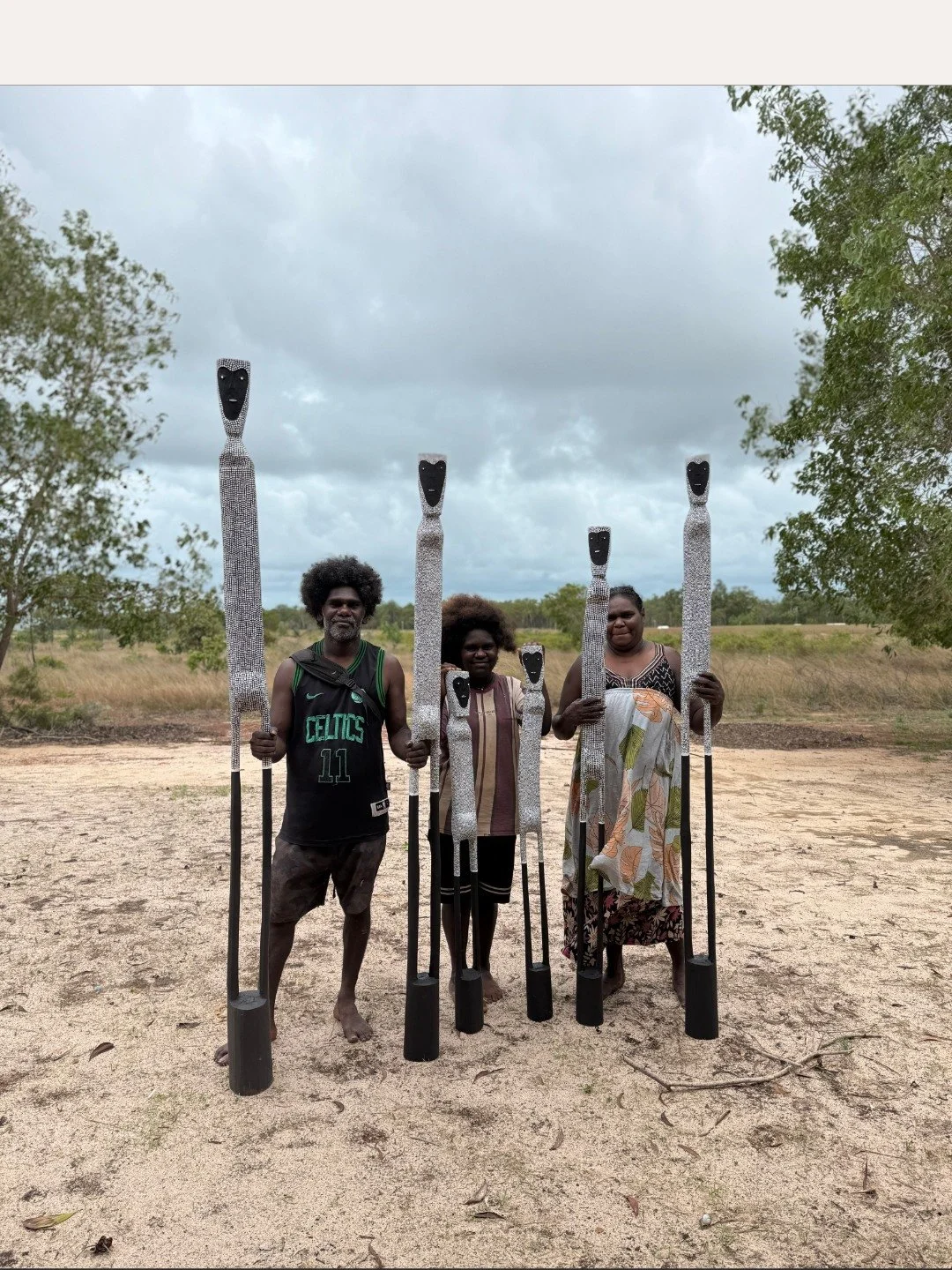 Maningrida Arts &amp; Culture will be at the National Indigenous Art Fair 2026  returning to The Cutaway, Barangaroo, 3&ndash;5 July ❤️🎨👣 

Image | Artists: Artist Jeremiah Bonson with his Warraburnburn and family outside Maningrida Arts; wife and 