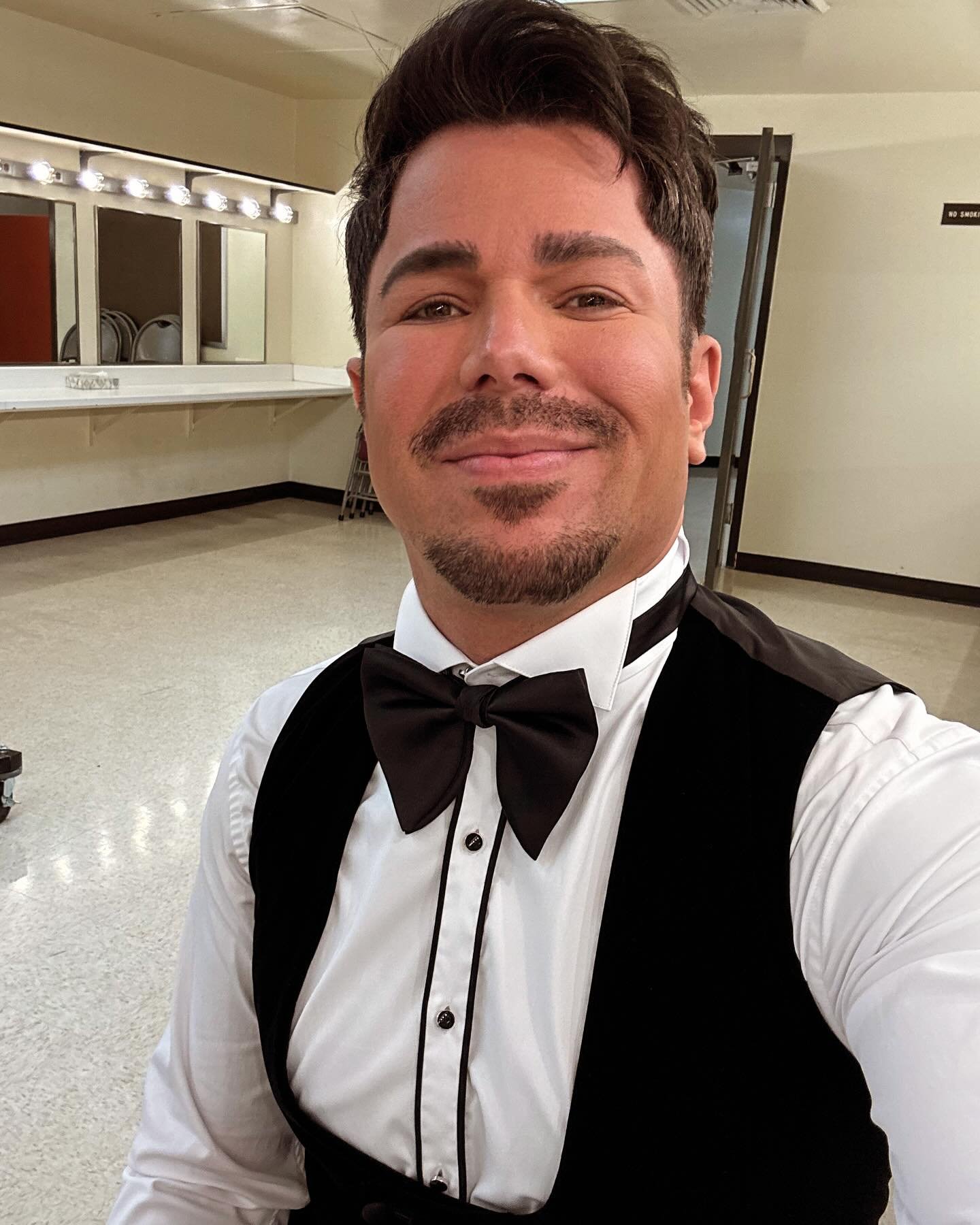 I soooo don&rsquo;t feel like a waiter in this one! 😎
