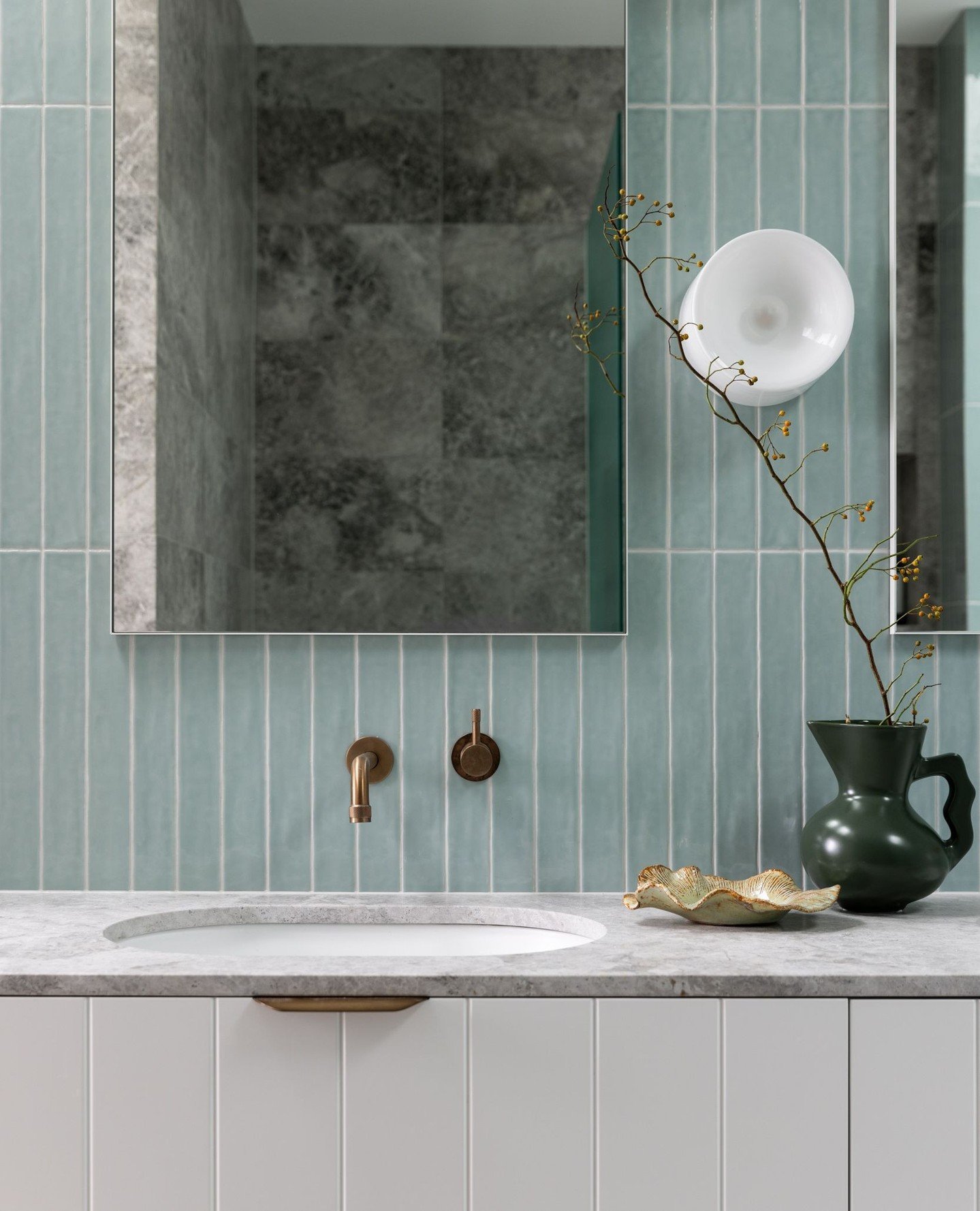 The kids bathroom at our #northavocahouse project. This space needed to be robust, functional and withstand Summer and Winter holidays with 4 kids plus cousins and friends....⁠
⁠
Interior design #anniebowendesign⁠
Building design @rominarojostudio⁠
P