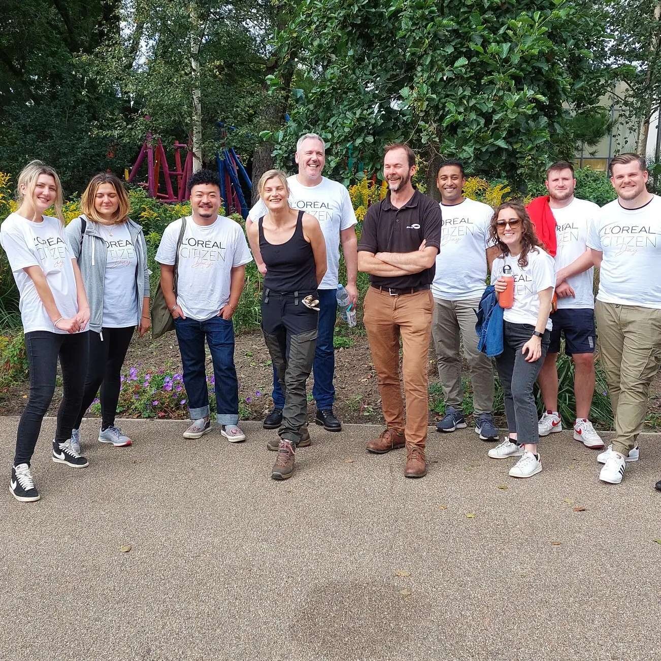 Thanks to the volunteers from @lorealparis for their hard days work in #wormholtpark 
Sanded and oiled all the benches
Planted plants and bulbs
Weeded, scythed and raked the meadow
Great job! 😊💪🤝🙏💚