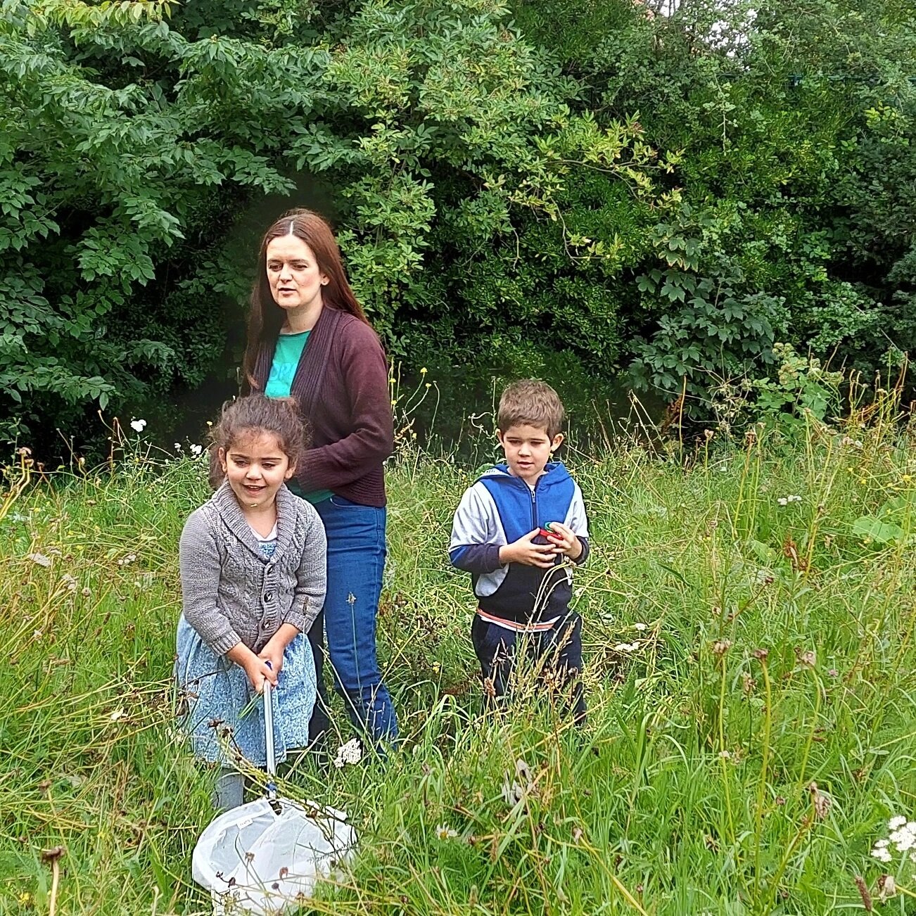 We had a brilliant morning yesterday exploring birds, bugs and bees in #wormholtpark We looked at diverse habitats where all these different animals live and looked at what they needed to survive: dead wood, wildflower meadows, plants for pollinators