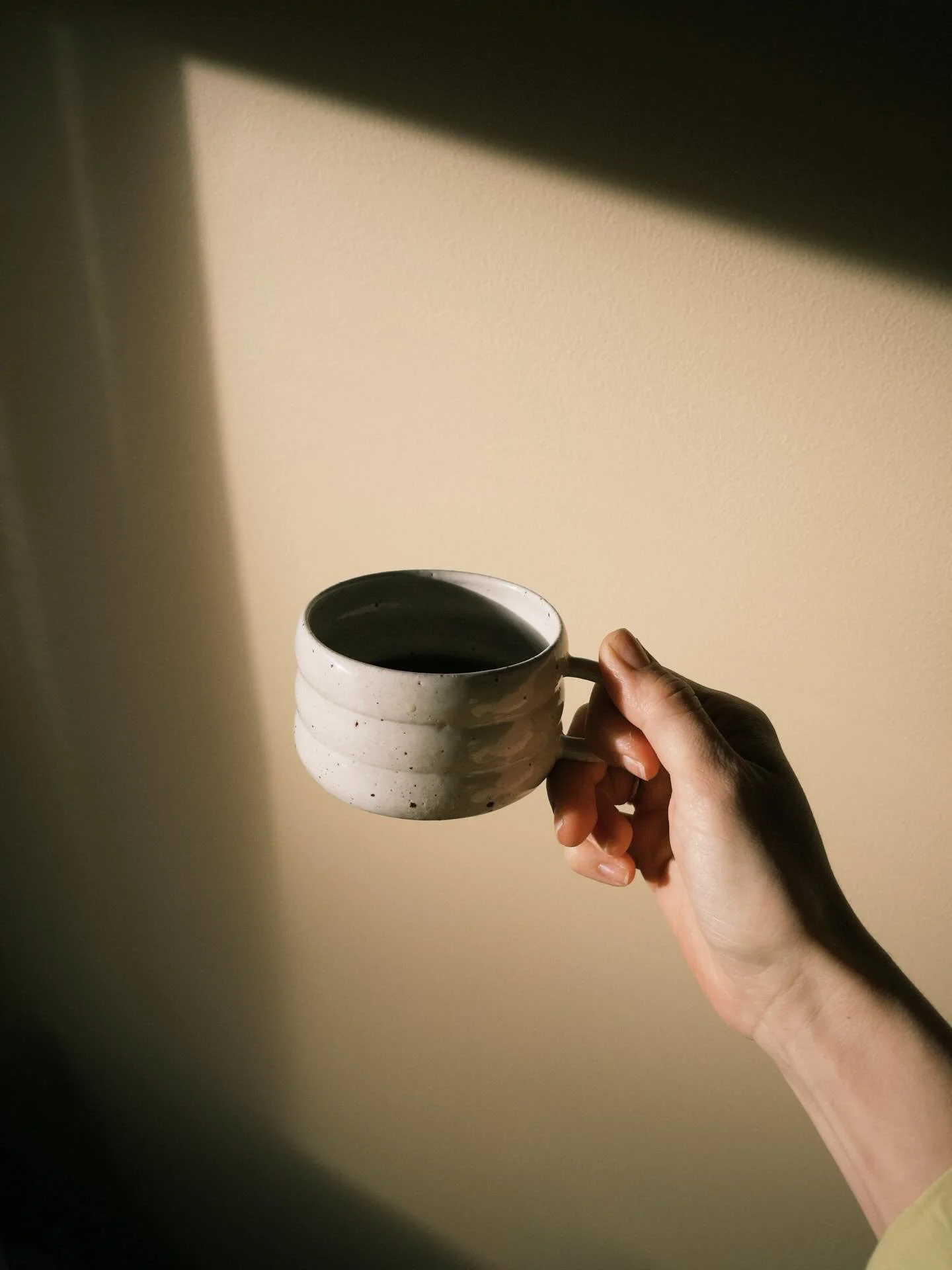 Full circle moment n&aring;r jeg er p&aring; bes&oslash;k og blir servert kaffe i kopper jeg har laget selv. Boblekopp fra noen &aring;r tilbake 🫧