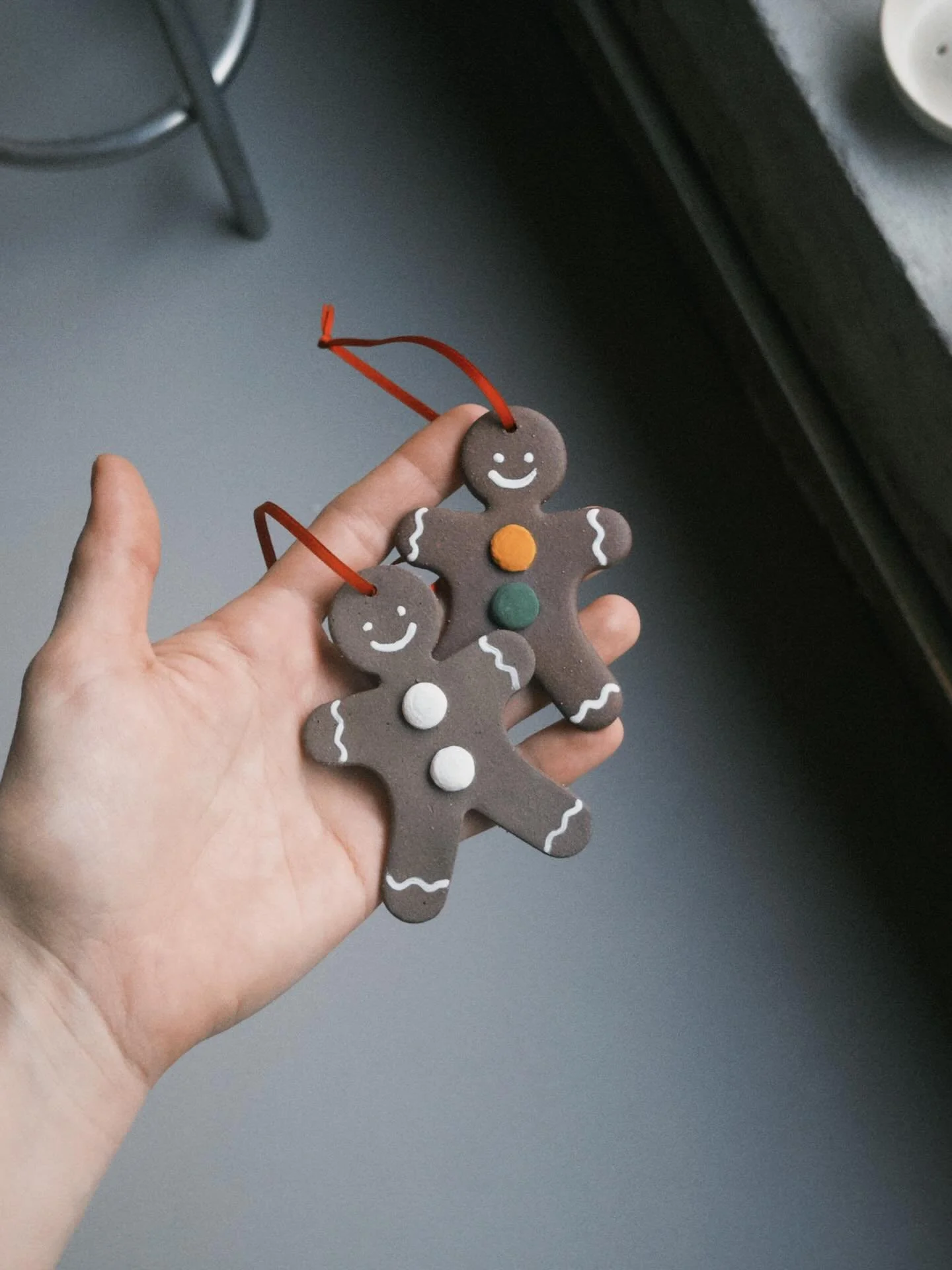 Jeg selger disse pepperkakene (og litt annen keramikk) p&aring; kafeen Space By inne p&aring; @hobooslo &mdash; og donerer all inntekten til @nrc_flyktninghjelpen sitt arbeid p&aring; Gaza. Takk til dere som allerede har kj&oslash;pt, alle monner dra