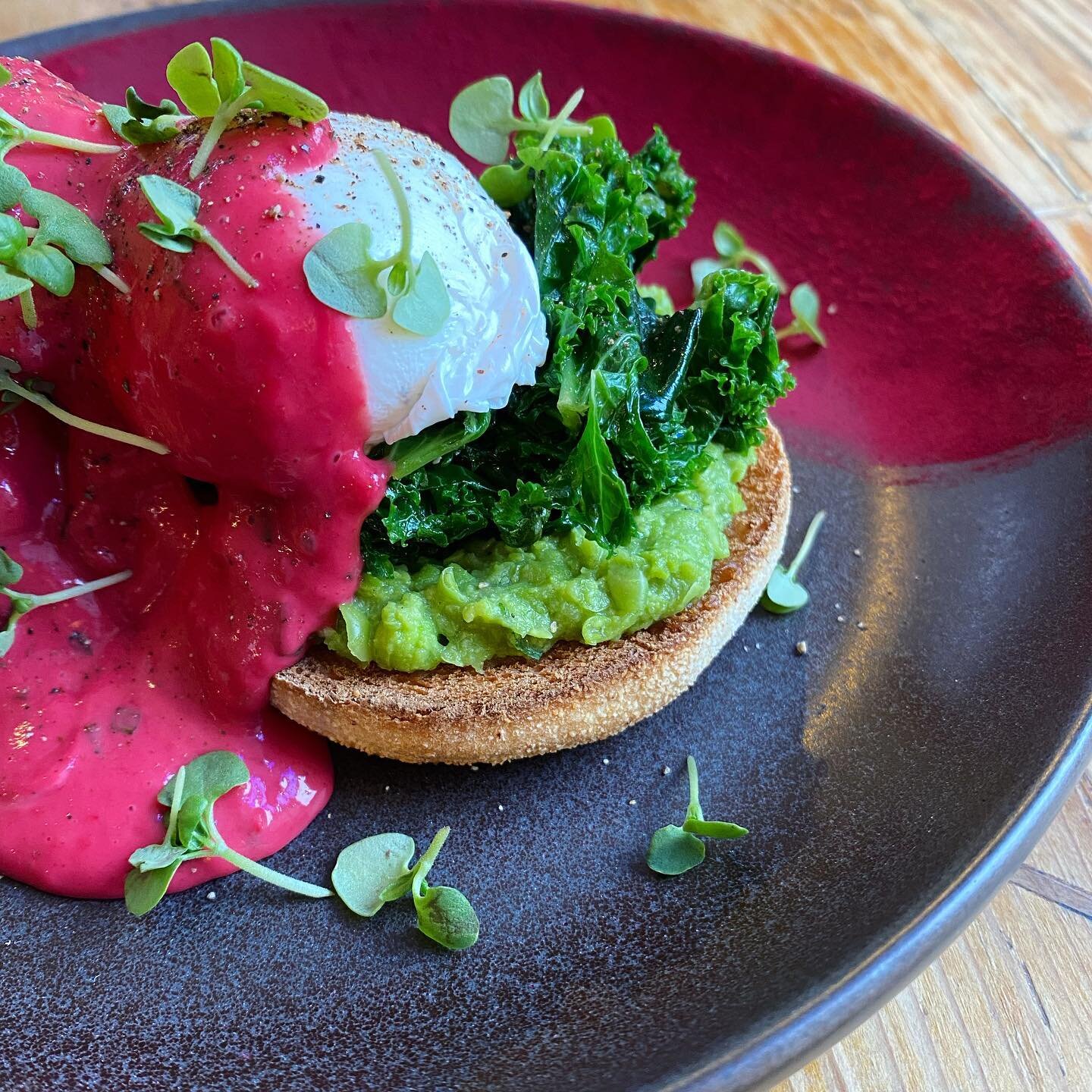 It&rsquo;s muff dear, but not as you know it&hellip; 🌱
Our posh muff is the ultimate brunch beauty, the goddess of grub, our pink princess 🌺
&bull; English muffin &bull; smashed pea &bull; grilled greens &bull; poached eggs &bull; beetroot hollanda