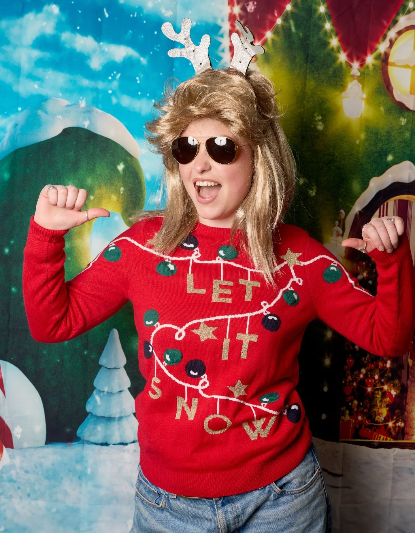 And on the seventh day of Christmas we bring you a fringe to rival Pat Sharp, by our resident artiste who makes this little fun house more colourful everyday @orla.feeneyy 🎨👩&zwj;🎤

Keep the guesses coming guys, what do you think this year&rsquo;s