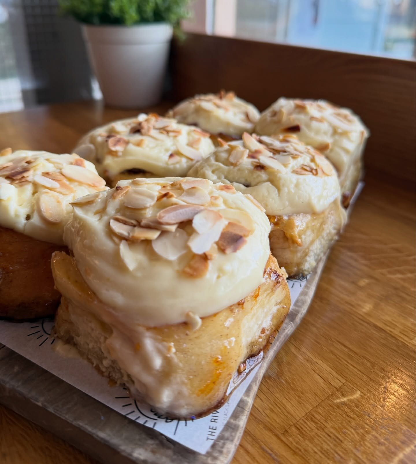 THIS WEEKEND 🙌

Freshly baked, mega cinnamon rolls with a spiced orange and almond cream cheese roasting 🍊🧡

Considering making this a weekly thing&hellip; thoughts? 😝