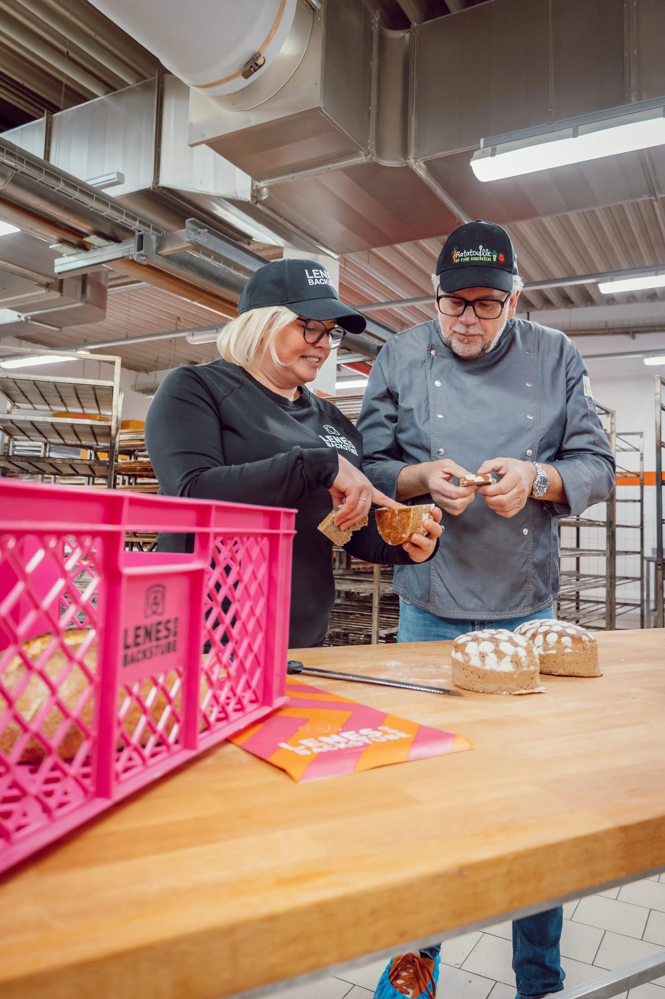Lene Knoll (links) und André Adden (rechts) verkosten das frisch gebackene Bio Brot