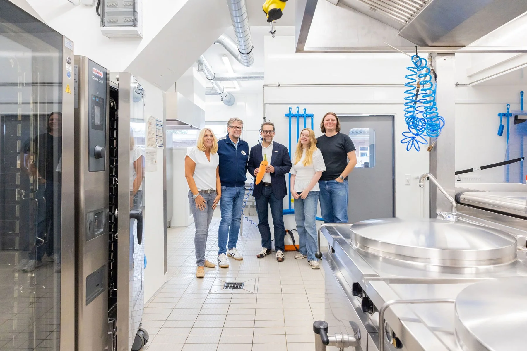 Ein klares, helles Gruppenbild mit Jascha Rohr und dem Team von Ratatouille in der Küche.