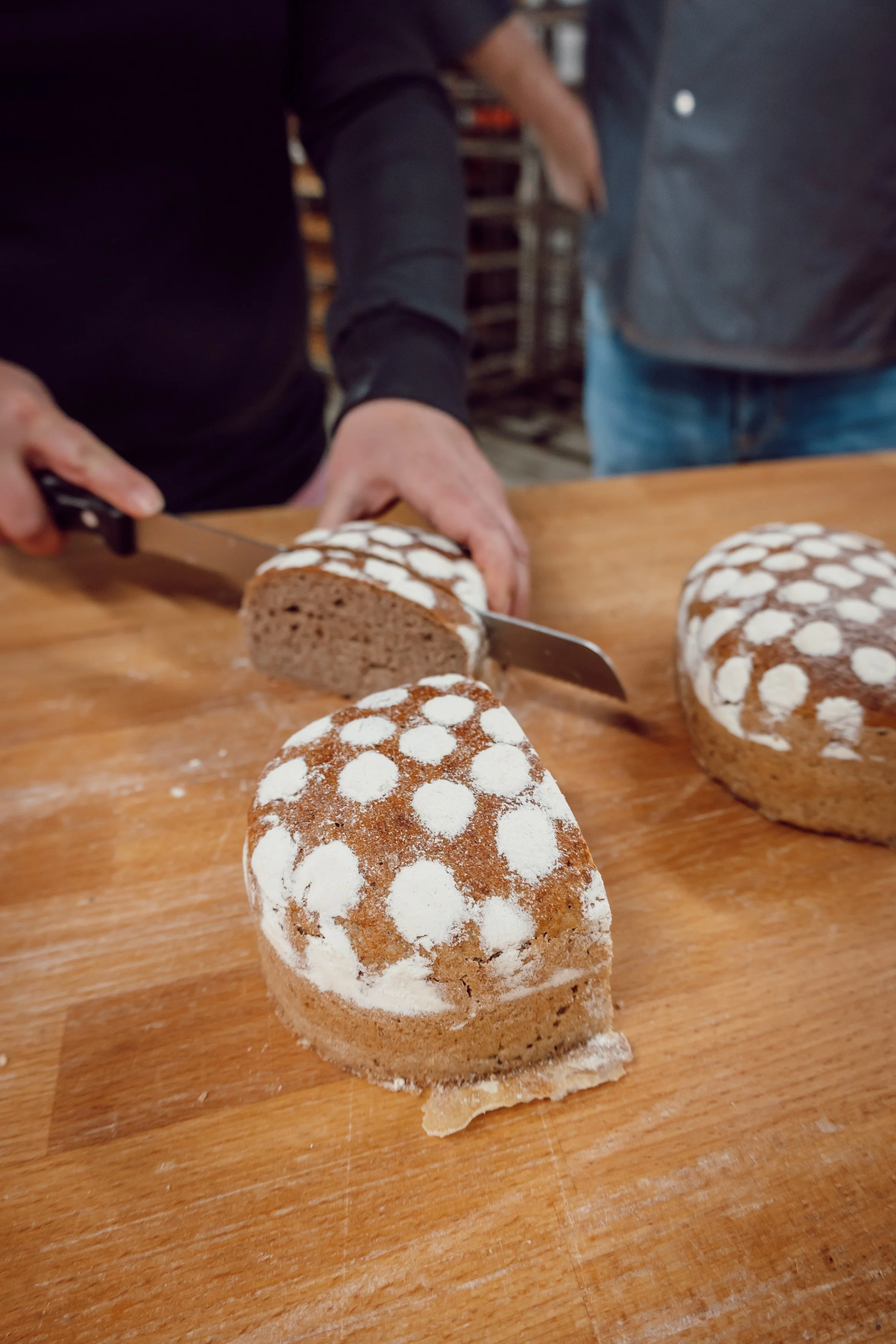 Ein Bio Brot wird aufgeschnitten.