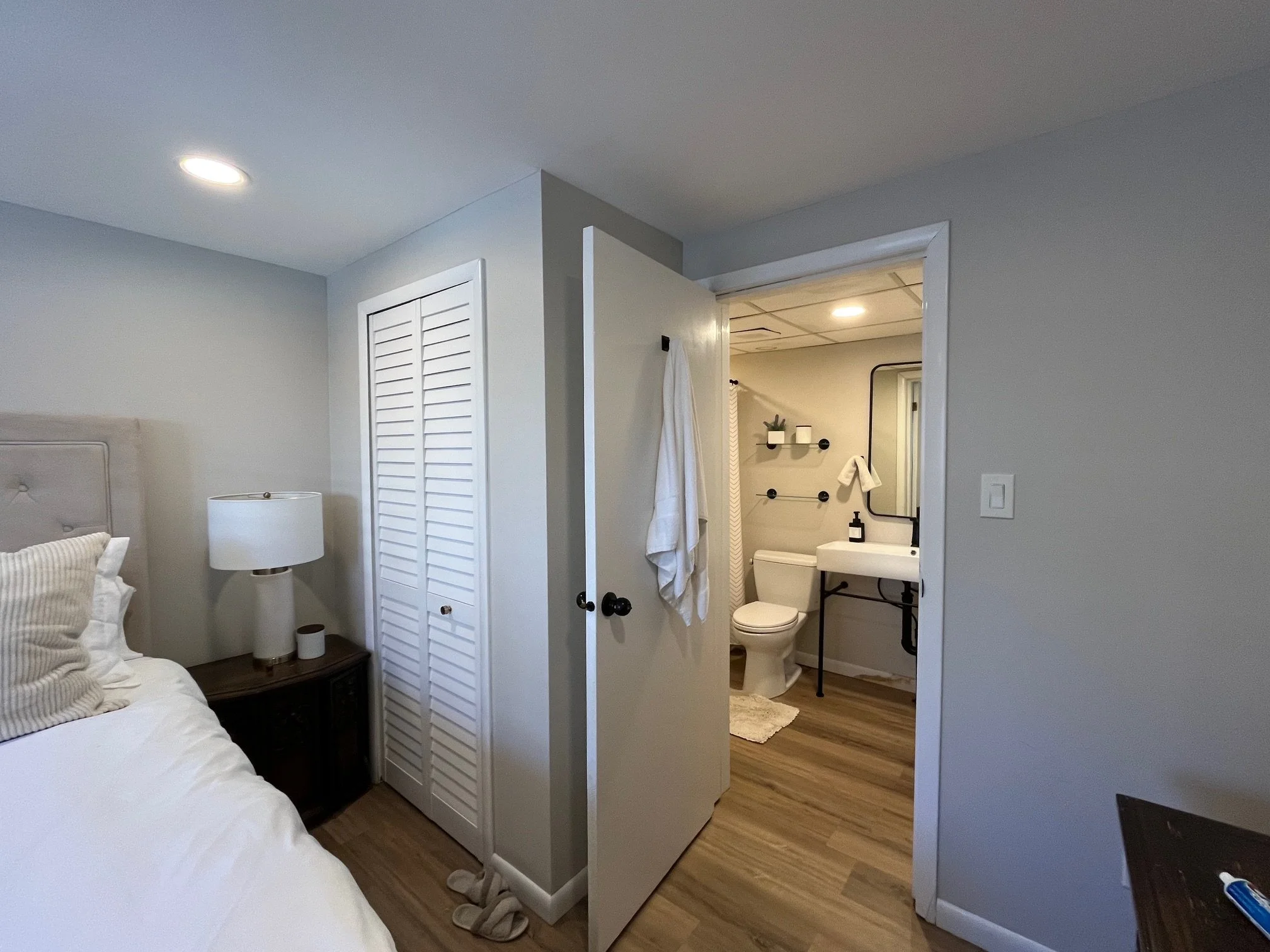 Bedroom links to Full Bath