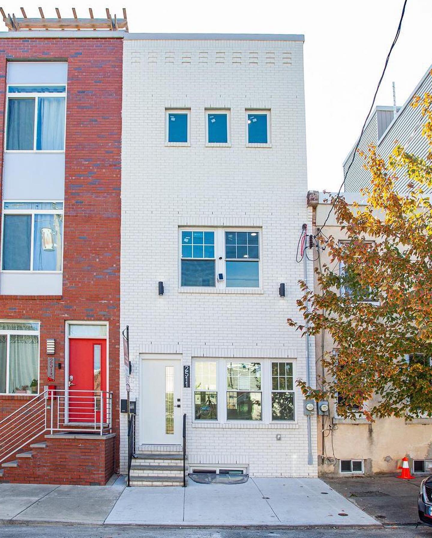 🚨New Listing🚨
2511 Emerald Street
This new construction development has hit the market. Open house Saturday 12:00-2:00 and Sunday 12:00-2:00 
2400 sq ft ✔️
Roof deck ✔️
High End Finishes ✔️
Tax Abatement ✔️